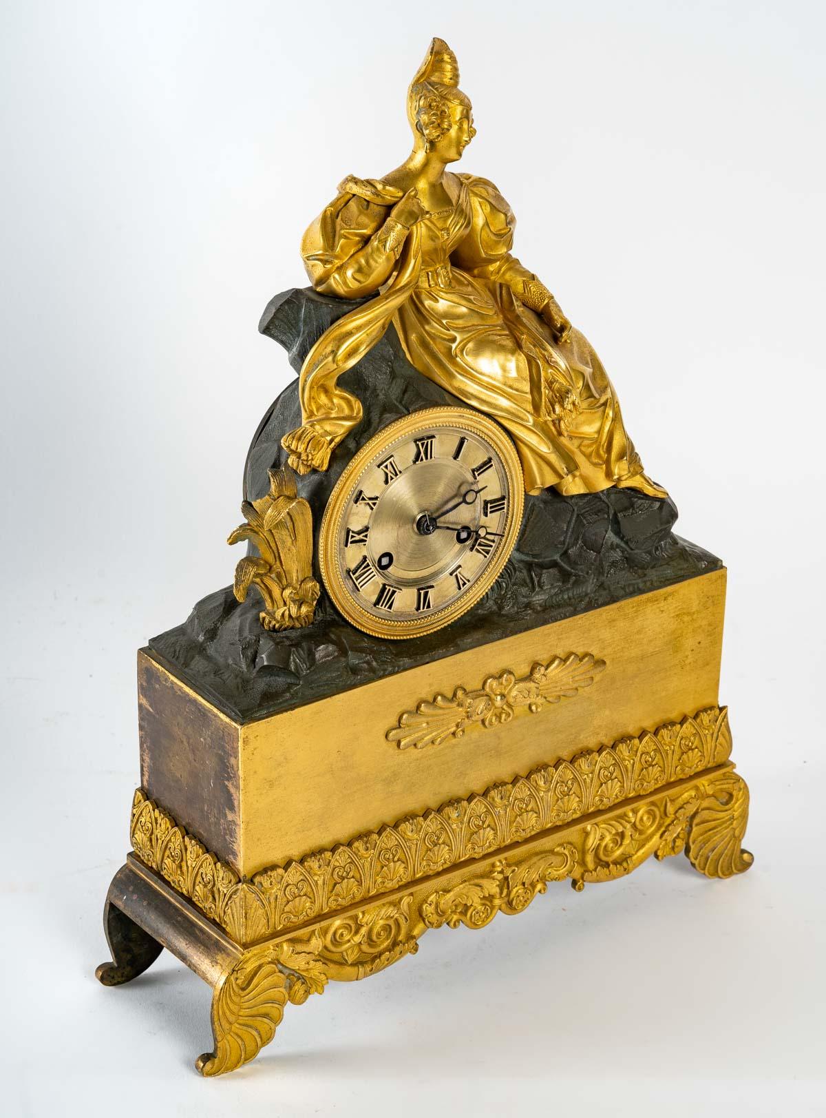 Uhr aus vergoldeter und patinierter Bronze (Vergoldet) im Angebot
