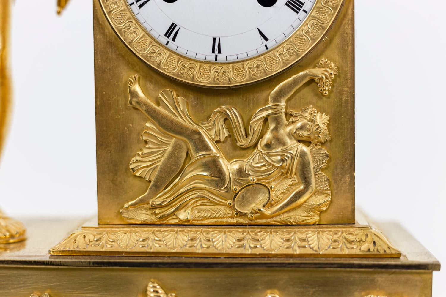 Horloge en bronze doré, période Empire État moyen - En vente à Saint-Ouen, FR
