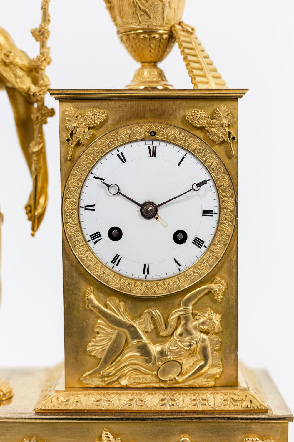 XIXe siècle Horloge en bronze doré, période Empire en vente