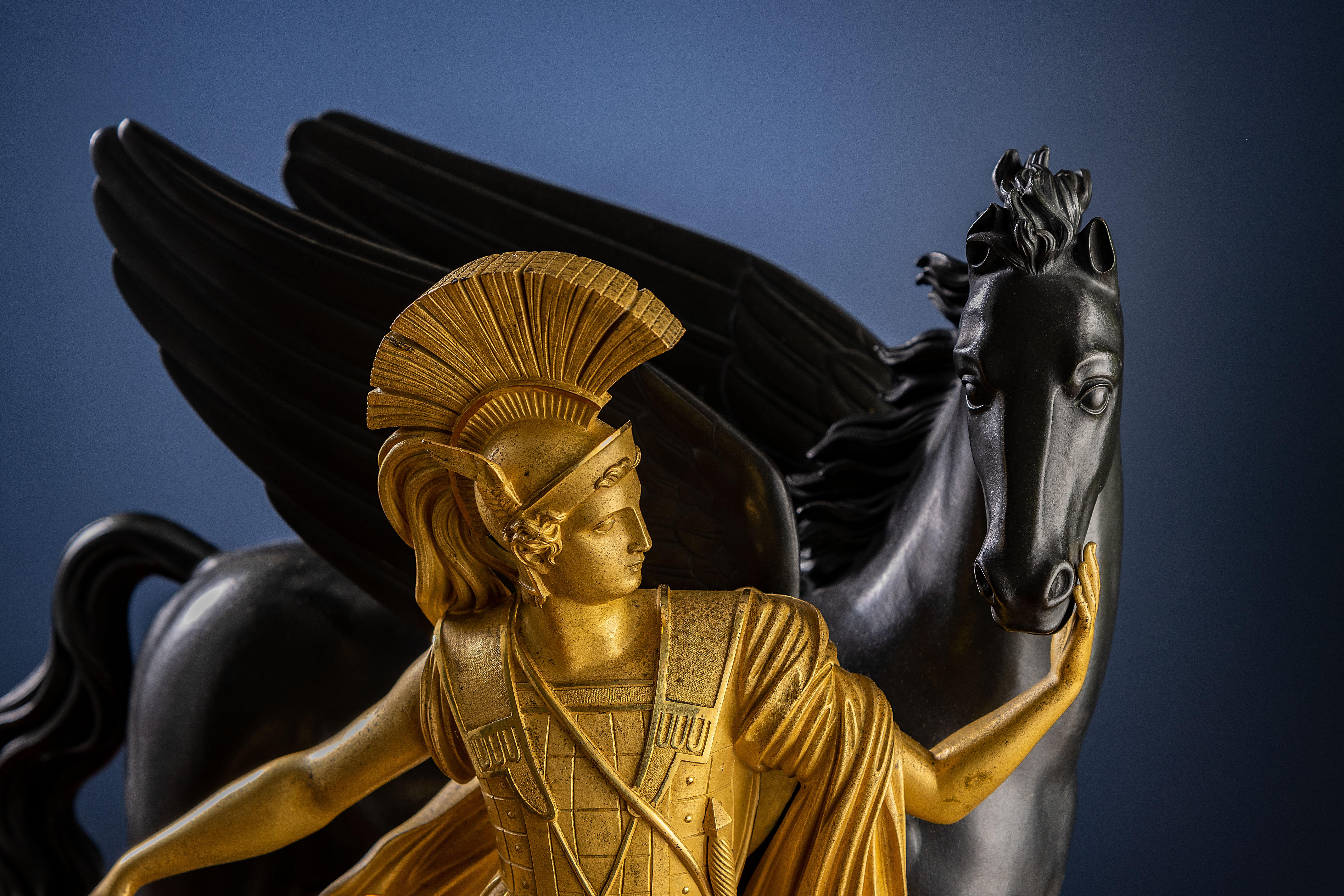 Figures et cadre en bronze doré et patiné sur un socle en porphyre rouge égyptien, attribué à Luopis-Isidore Choiselat. (Choiselat-Gallien). Cadran doré avec chiffres romains et aiguilles Breguet en acier bruni, marqué 