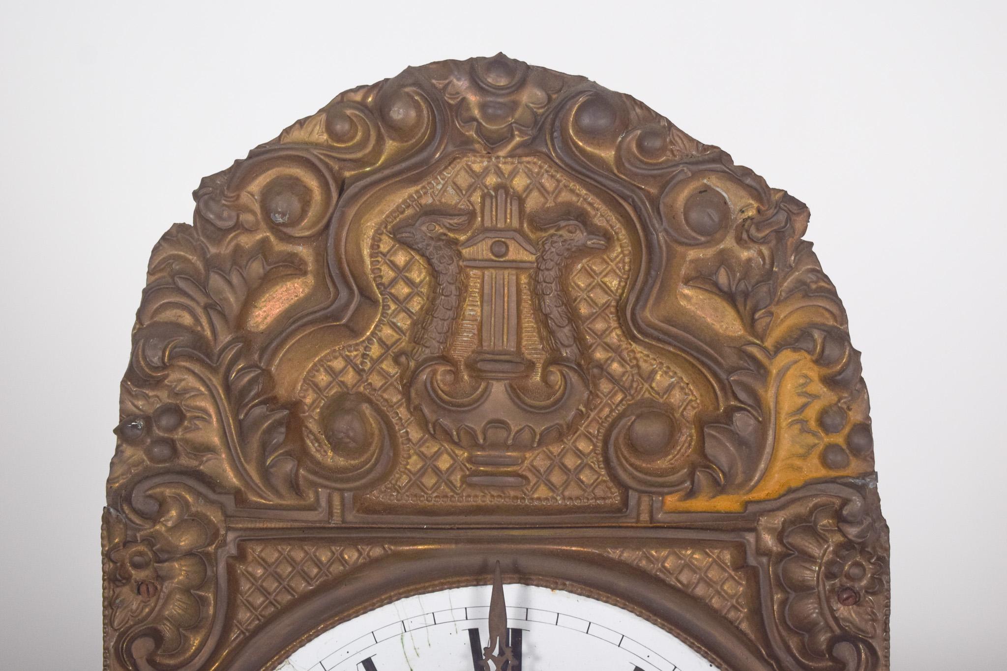 Uhrenmaschine, Géremie Giraud, Porto und Coruña. Mit einer Metallstruktur, die mit reichen Reliefdetails verziert ist. Das Uhrwerk ist auf der offenen Seite sichtbar und offenbart einen inneren Mechanismus aus Zahnrädern und Schnüren, der für den