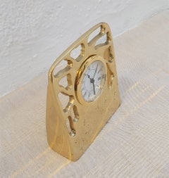 Uhr mit perforiertem D018 aus Messingguss, goldfarben lackiert, handgefertigt in Spanien