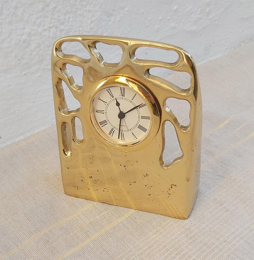 Uhr mit perforiertem D018 aus Messingguss, goldfarben lackiert, handgefertigt in Spanien (Brutalismus) im Angebot