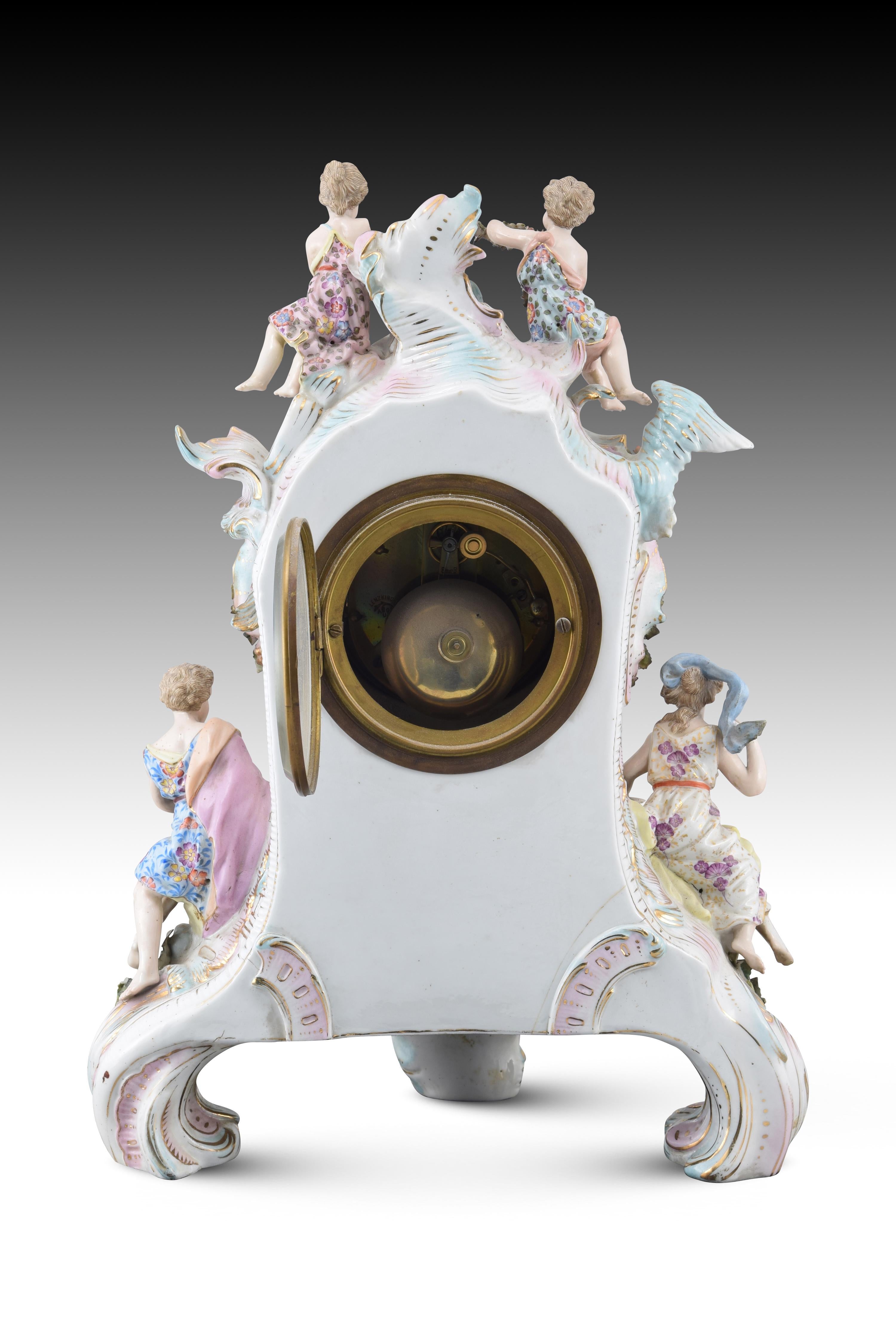 Clock. Porcelain, metal, glass. Lenzkirch, Germany, late 19th century.  In Fair Condition In Madrid, ES