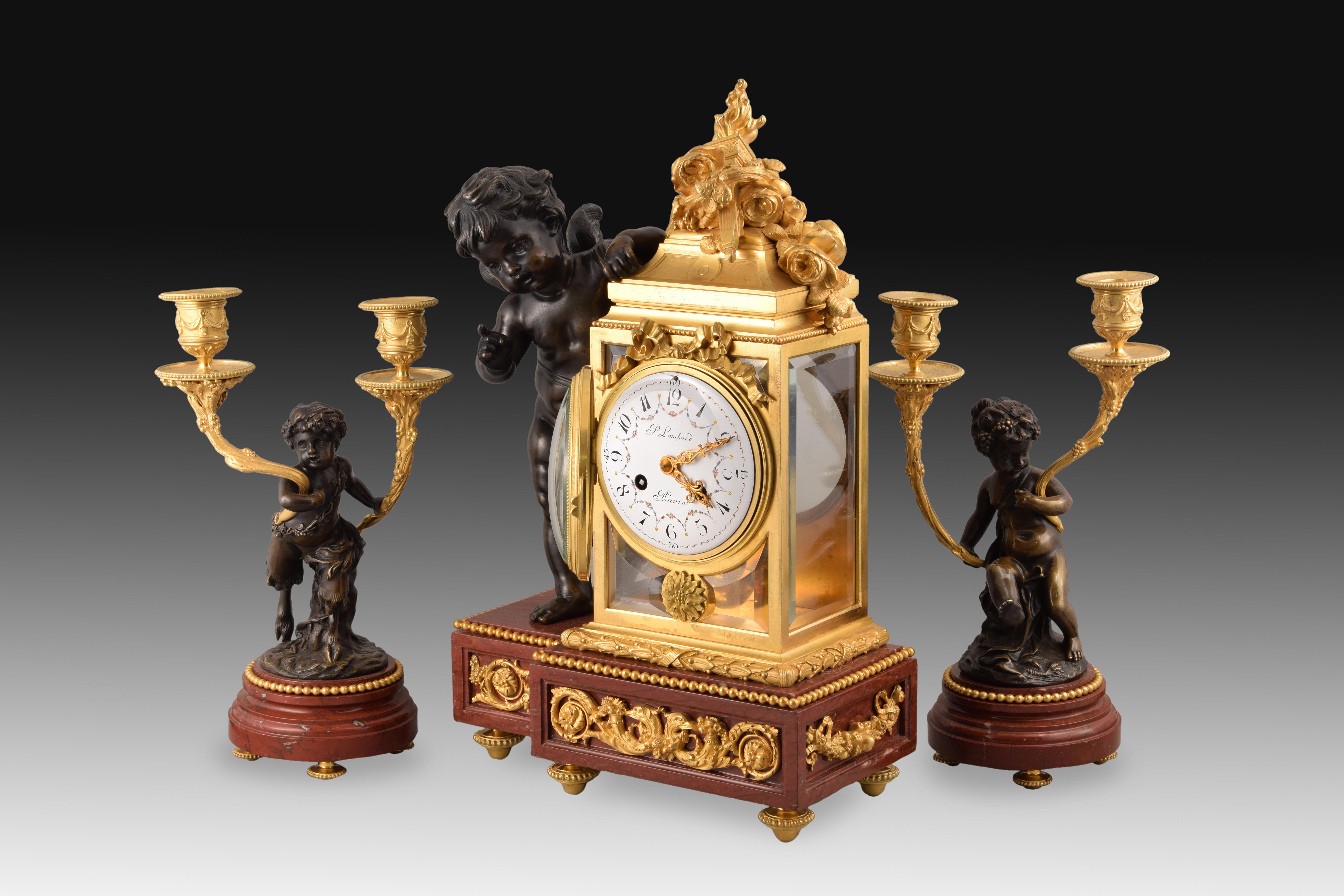 Uhrengarnitur und zwei Kerzenständer. Bronze, Marmor rouge griotte. Frankreich, 19. Jahrhundert, nach den Modellen von Clodion. 
Garnitur bestehend aus einer Tischuhr und zwei Kerzenhaltern mit je zwei Lichtern, aus gebläuter und vergoldeter Bronze