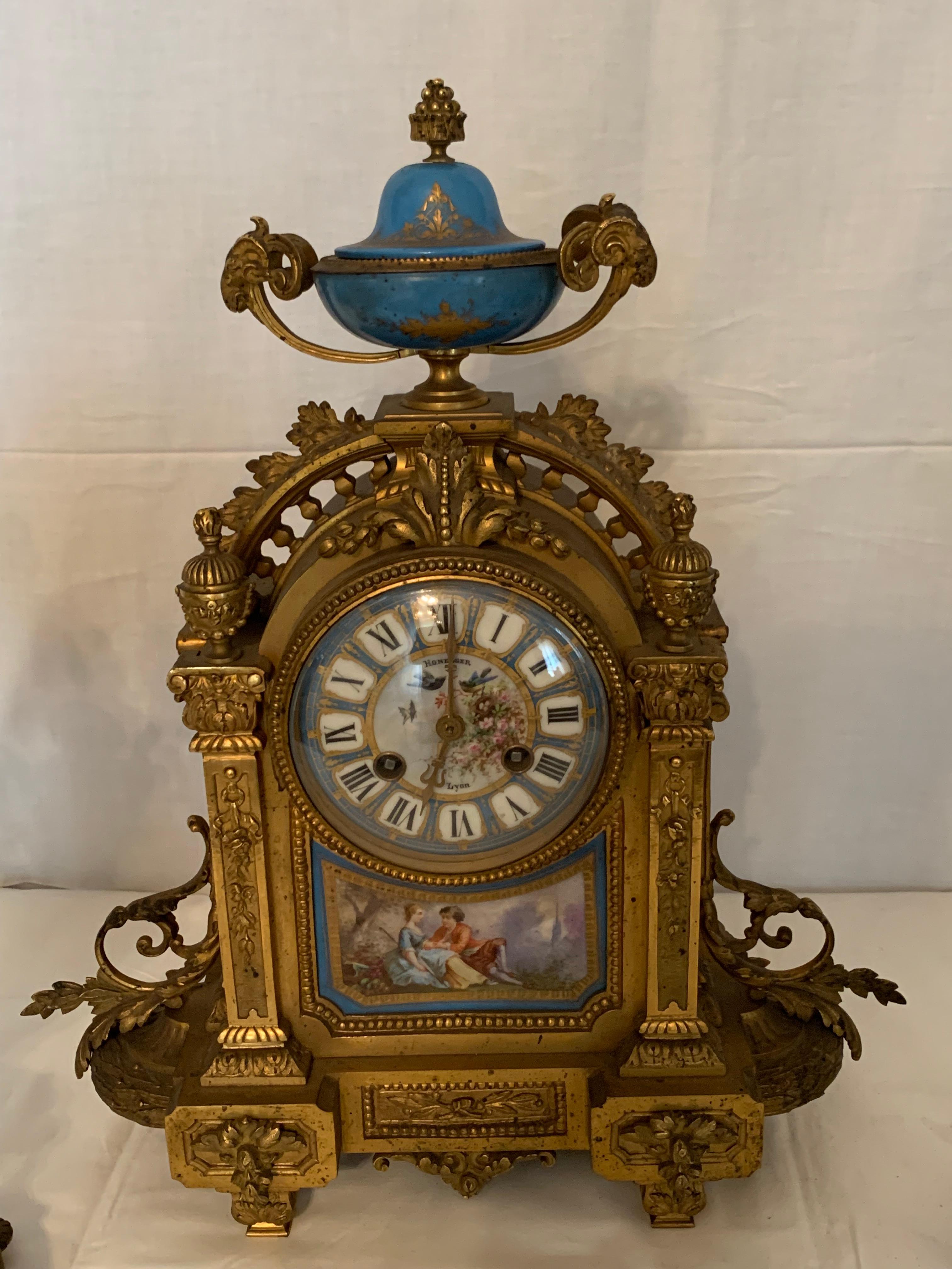 Ein sehr schönes High-End-Uhrenset dreiteilig im Sèvres-Stil und Bronze, dieses Uhrenset hat ein Plus, das Zifferblatt ist in Sèvres, Originalzustand und nie berührt, die Qualität der Darstellung auf dem Porzellan ist wunderbar 