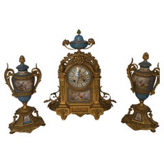  Conjunto de reloj de tres piezas en estilo sevres y bronce