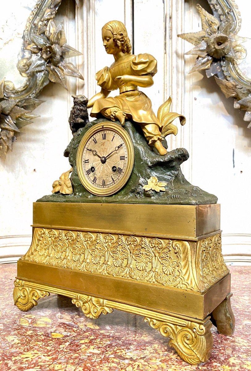 Clock with Girl and Cat in Gilt Bronze, Louis Philippe Period, XIXth In Good Condition For Sale In NONANCOURT, FR