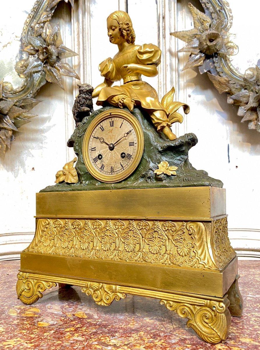Horloge avec fille et chat en bronze doré, période Louis Philippe, XIXe siècle Bon état - En vente à NONANCOURT, FR