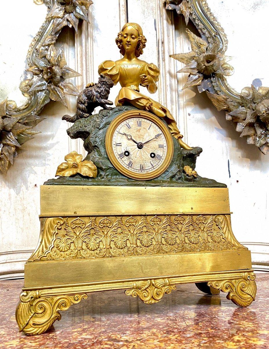 Horloge avec fille et chat en bronze doré, période Louis Philippe, XIXe siècle en vente 1