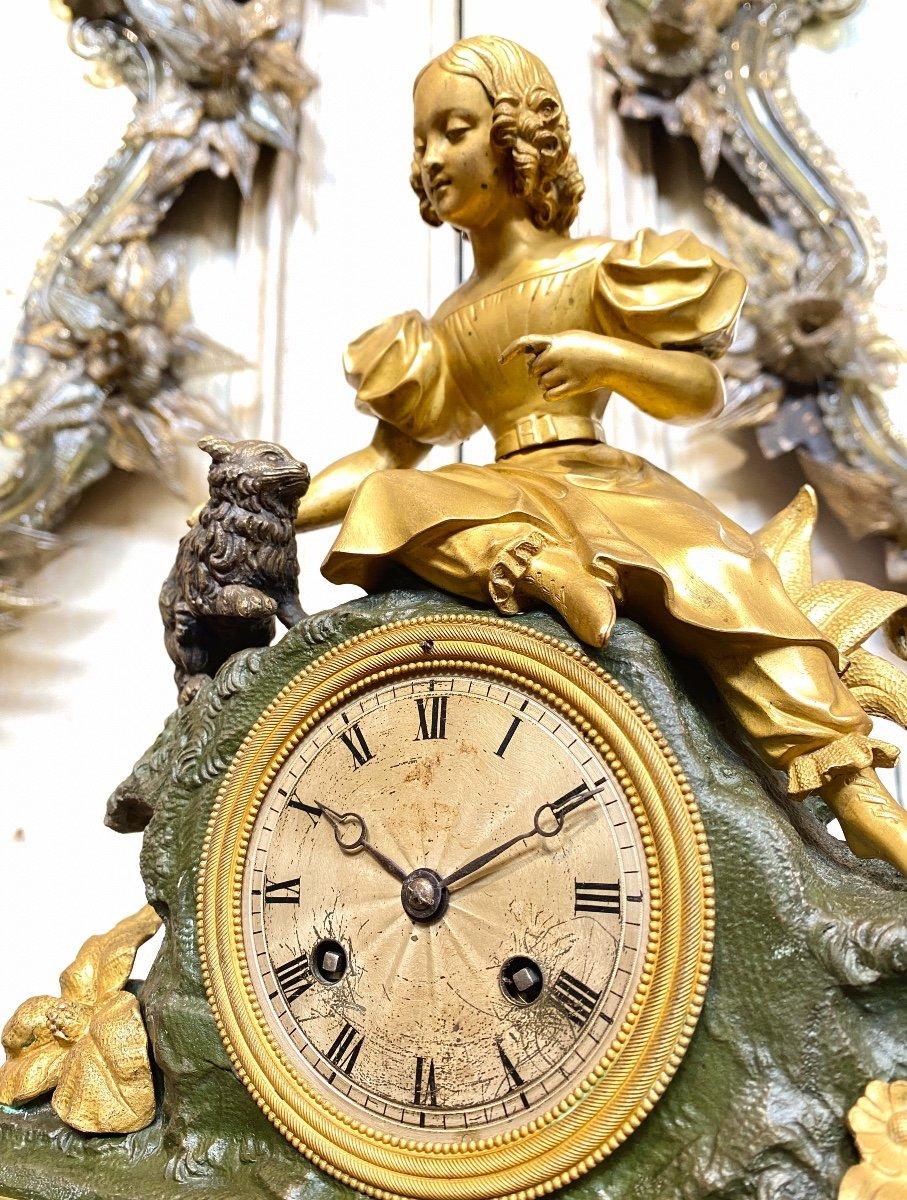 Horloge avec fille et chat en bronze doré, période Louis Philippe, XIXe siècle en vente 2