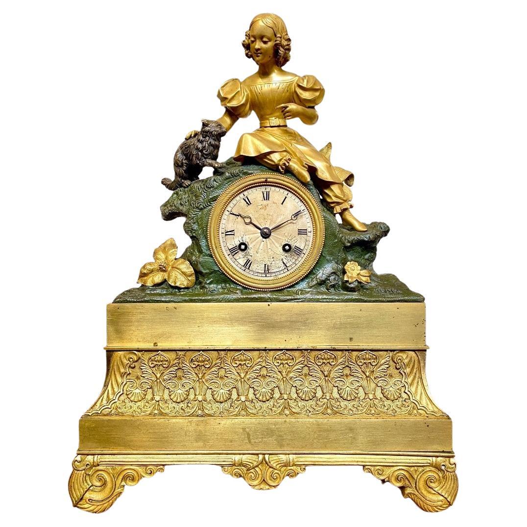 Horloge avec fille et chat en bronze doré, période Louis Philippe, XIXe siècle en vente
