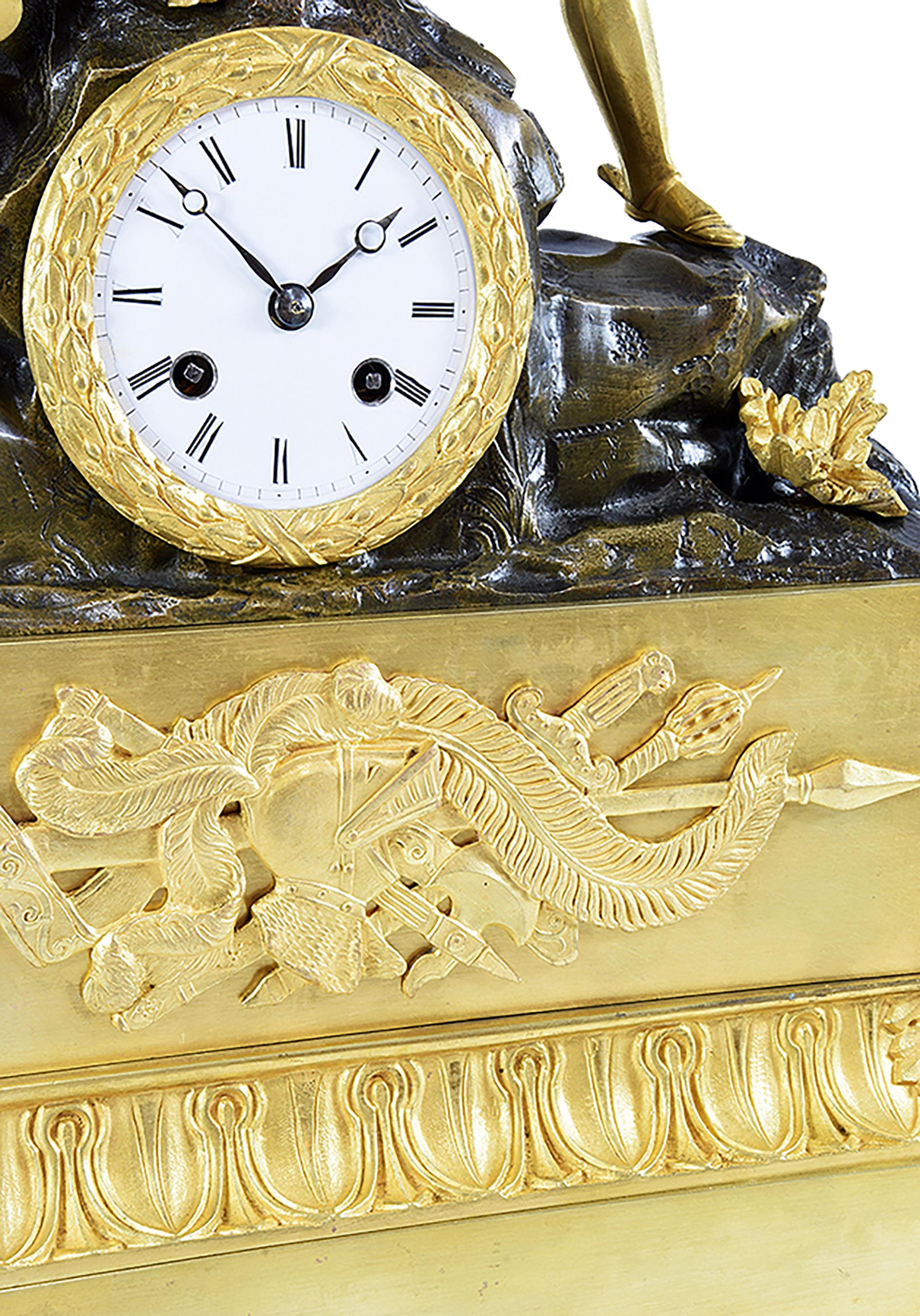 Prächtige und große Uhr, sehr dekorativ, sehr ungewöhnlich zu der Zeit. Sie besteht aus vergoldeter Bronze mit Quecksilber und patinierter Bronze. Es zeigt eine erhabene Kriegsszene mit zwei Rittern, von denen einer verwundet ist und Pierre Terrail,