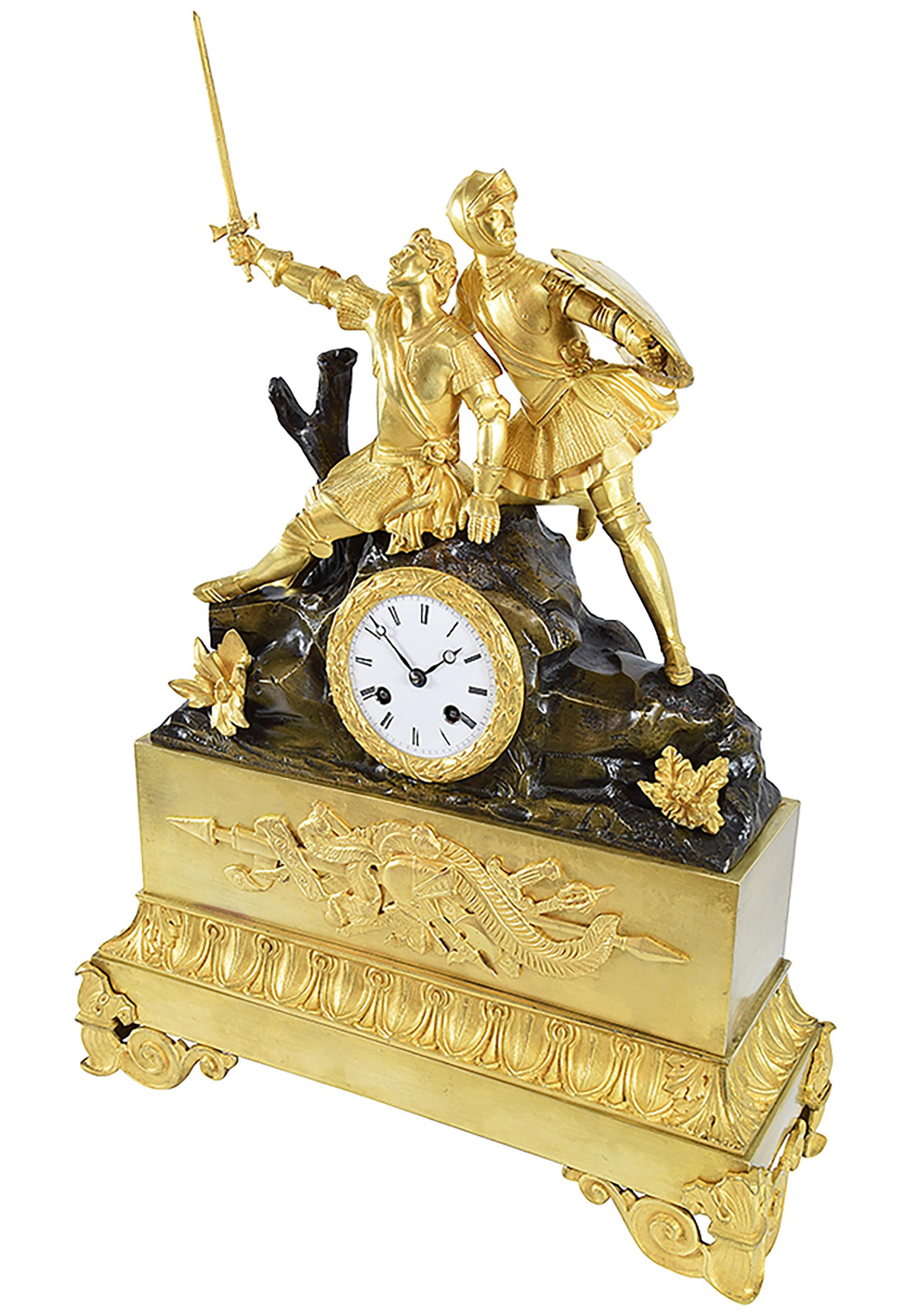 Uhr mit Rittern aus vergoldeter Bronze und patinierter Bronze – Zeit der Restauration (Louis XV.) im Angebot