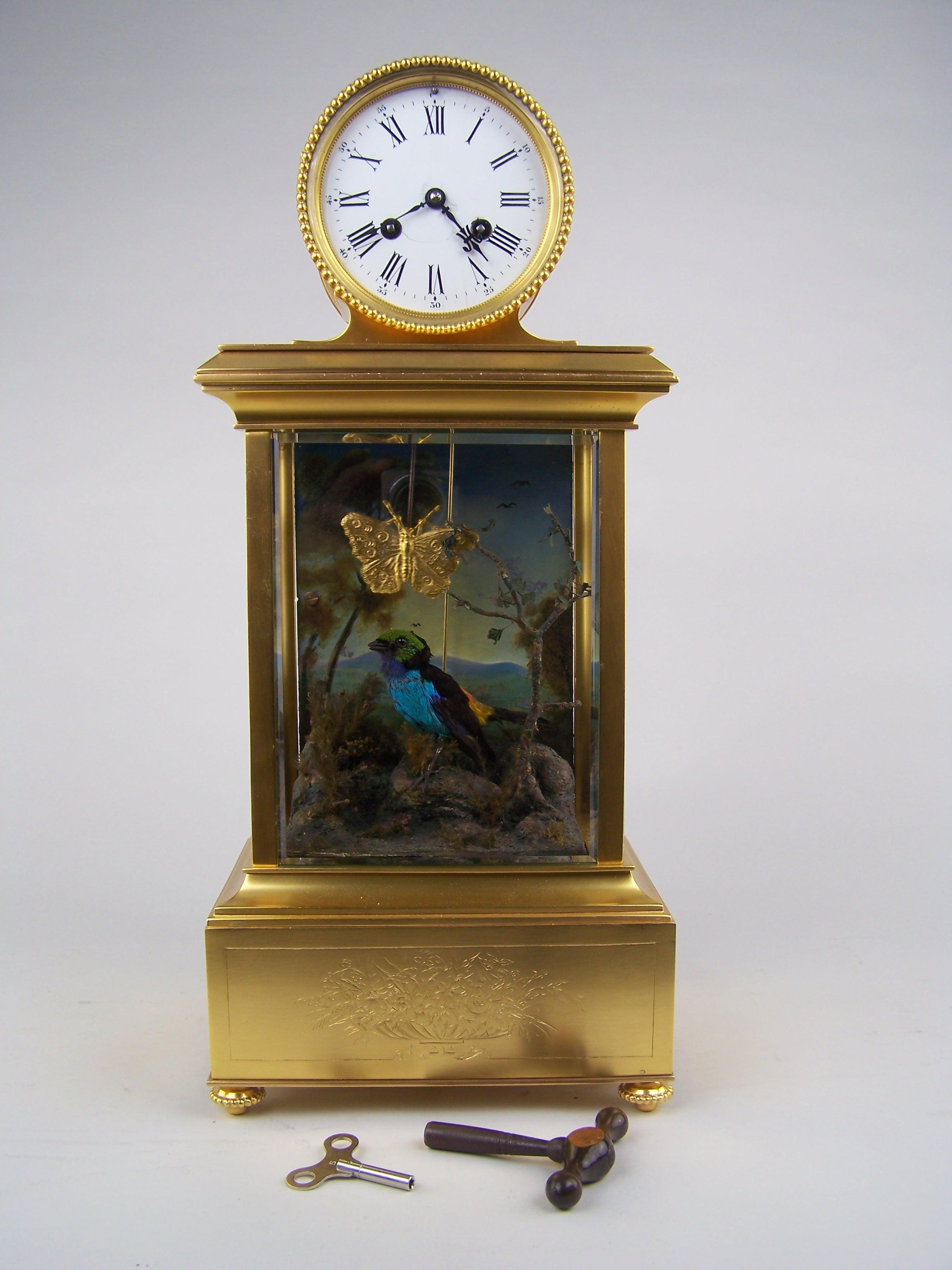 Très belle et rare horloge avec automate à oiseaux. Fabriqué par Bontems à la fin du 19ème siècle à Paris.

Cette pendule française fonctionne pendant 8 jours et sonne la demi-heure et l'heure complète. Le pendule a la forme d'un papillon. Un oiseau