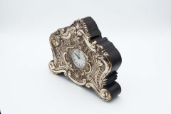 Orologio con struttura in legno e alti rilievi in argento