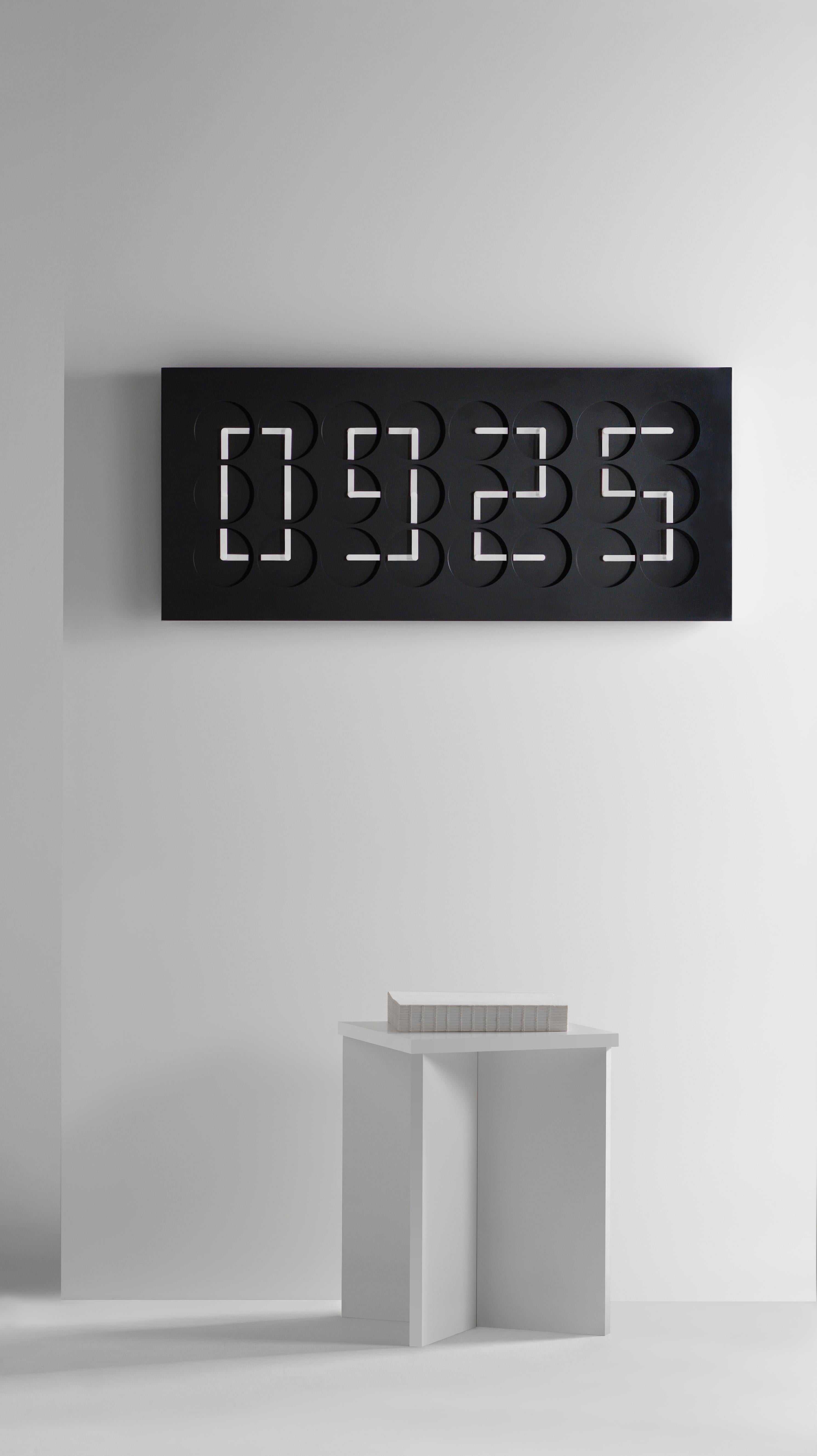 ClockClock 24 ist sowohl eine kinetische Skulptur als auch eine funktionierende Wanduhr. Seit seiner Einführung im Jahr 2016 ist er seit 1982 ein Markenzeichen von Humans. Die einzelnen Uhrzeiger schwanken zwischen unvorhersehbarem, mechanischem