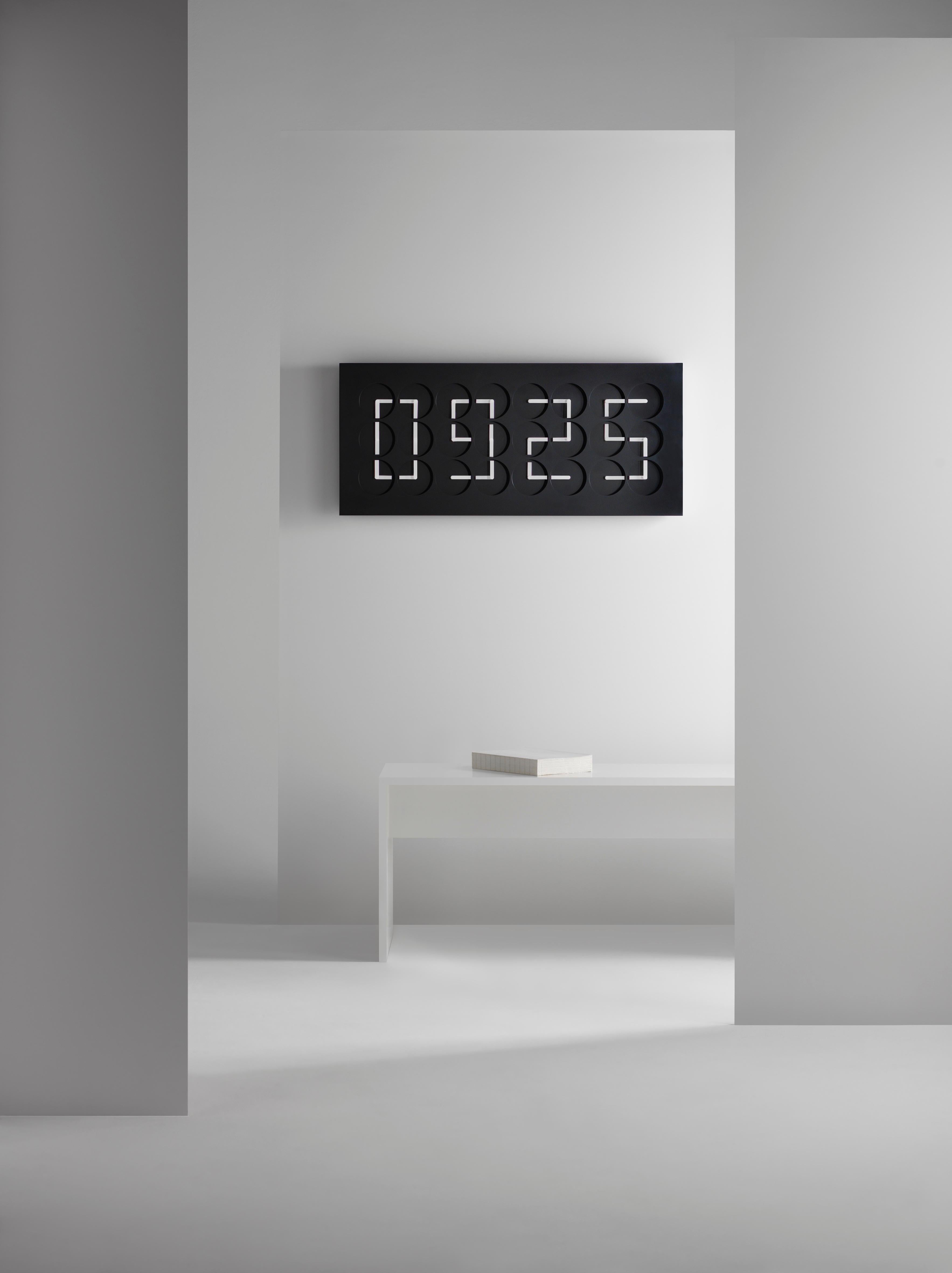 Suédois Horloge 24 Black par Humans since 1982, sculpture cinétique, horloge murale