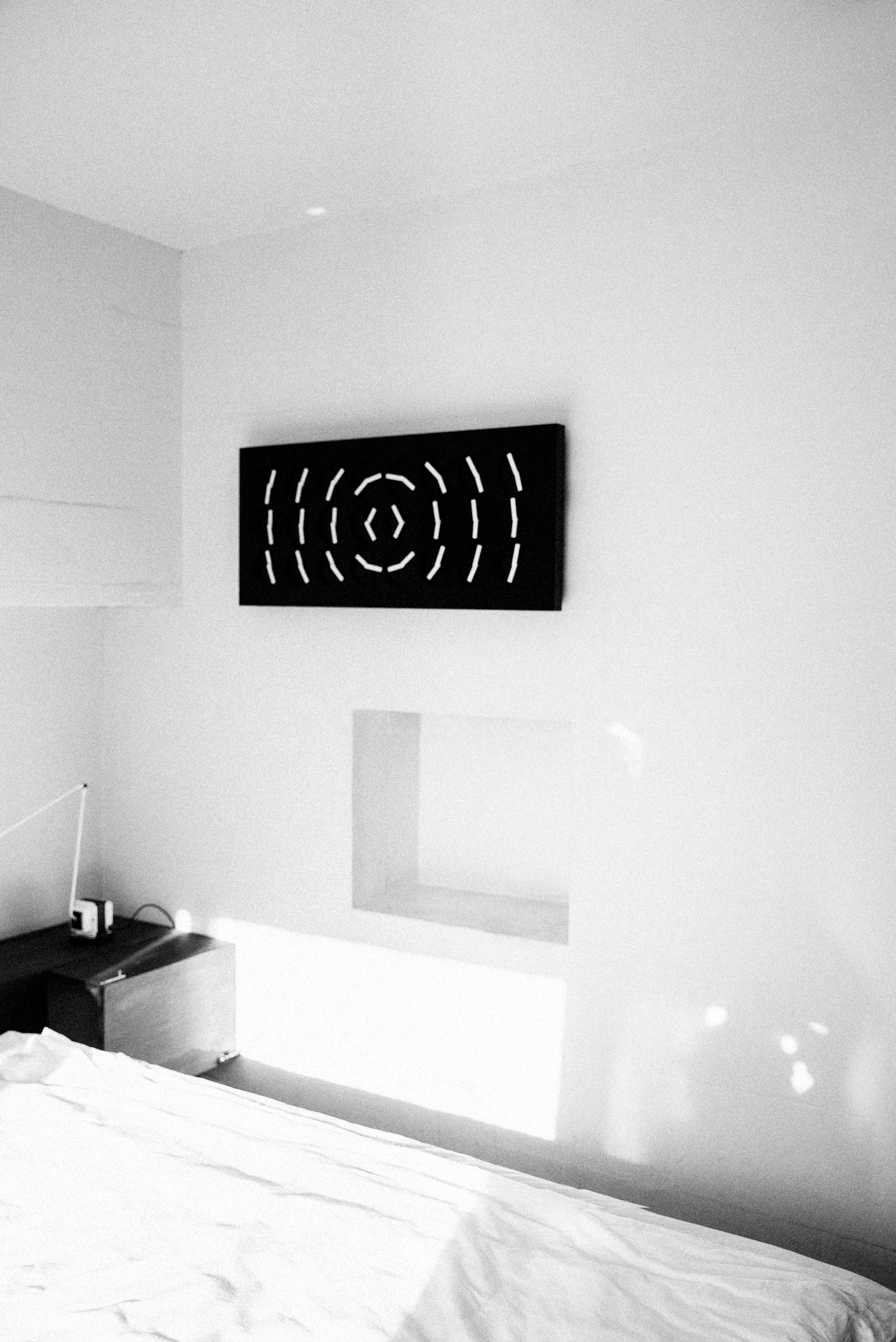 Horloge 24 Black par Humans since 1982, sculpture cinétique, horloge murale Neuf à Beverly Hills, CA
