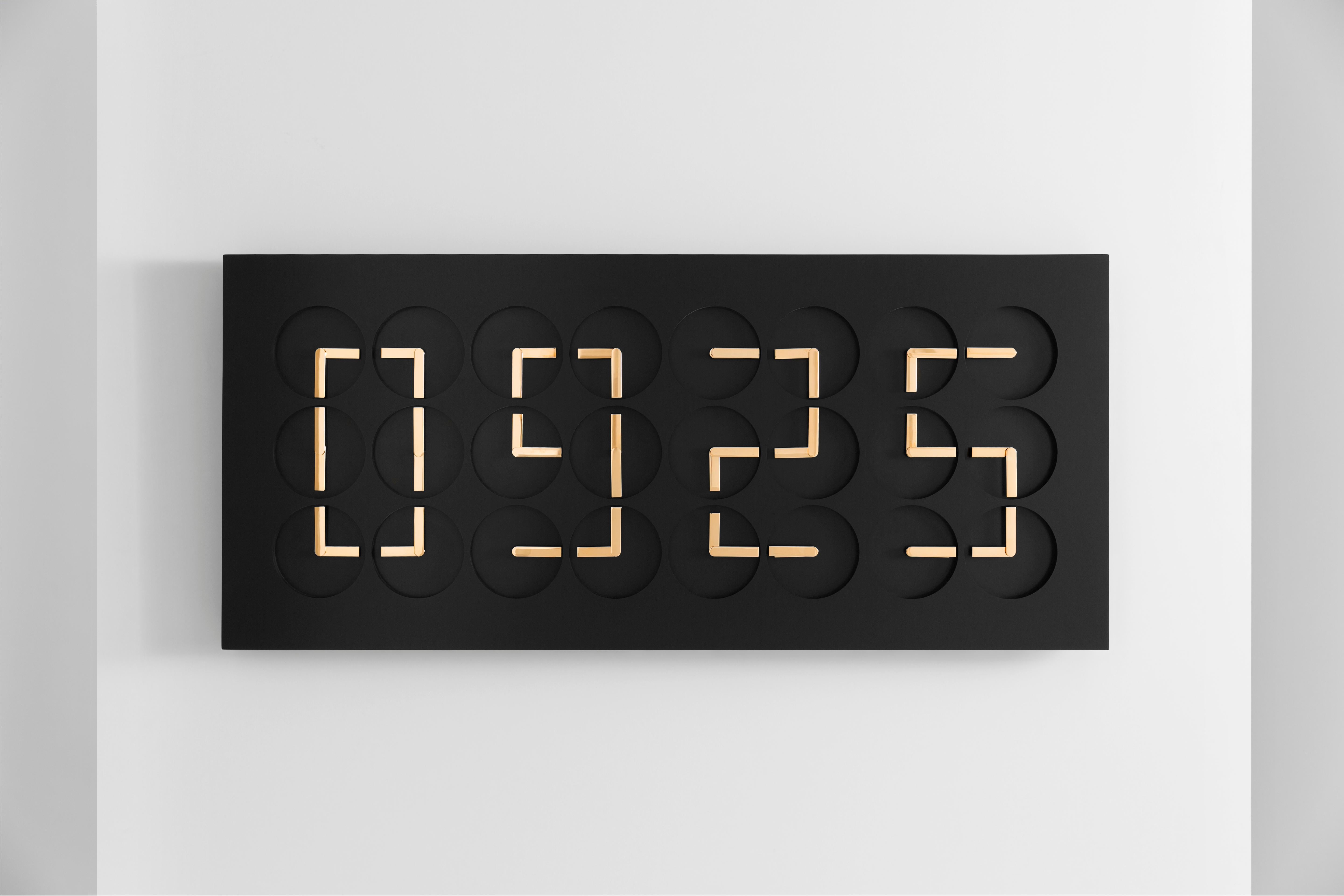 HorlogeHorloge 24 noire avec aiguilles dorées par Humans Since 1982, Sculpture cinétique Neuf - En vente à Beverly Hills, CA