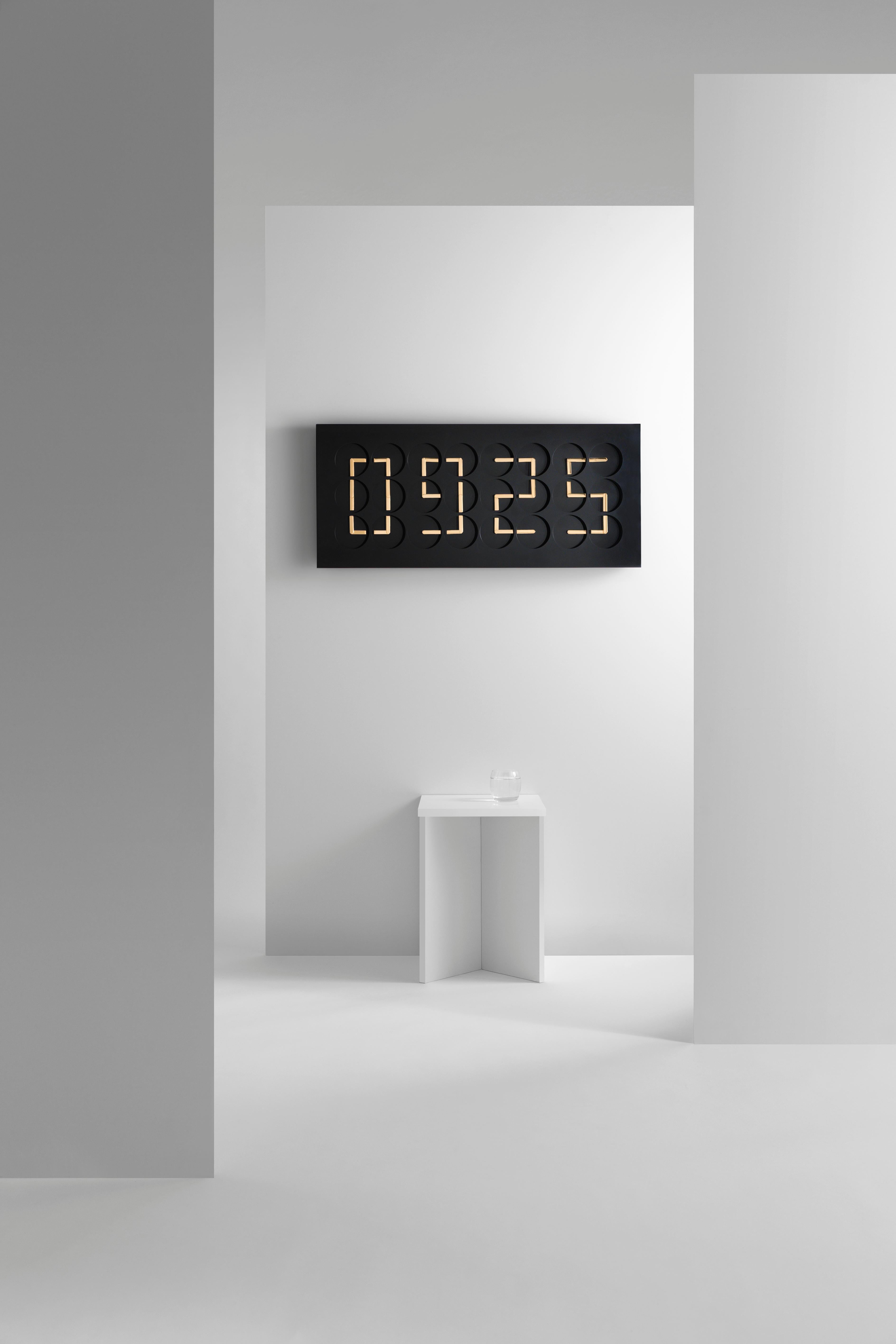 HorlogeHorloge 24 noire avec aiguilles dorées par Humans Since 1982, Sculpture cinétique en vente 3