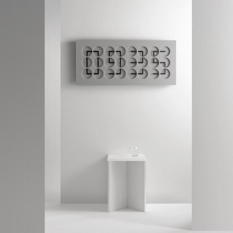 ClockClock 24 est à la fois une sculpture cinétique et une horloge murale fonctionnelle. Il s'agit d'une pièce maîtresse de la marque Humans depuis 1982, depuis son lancement en 2016. Les aiguilles de l'horloge passent d'une rotation mécanique