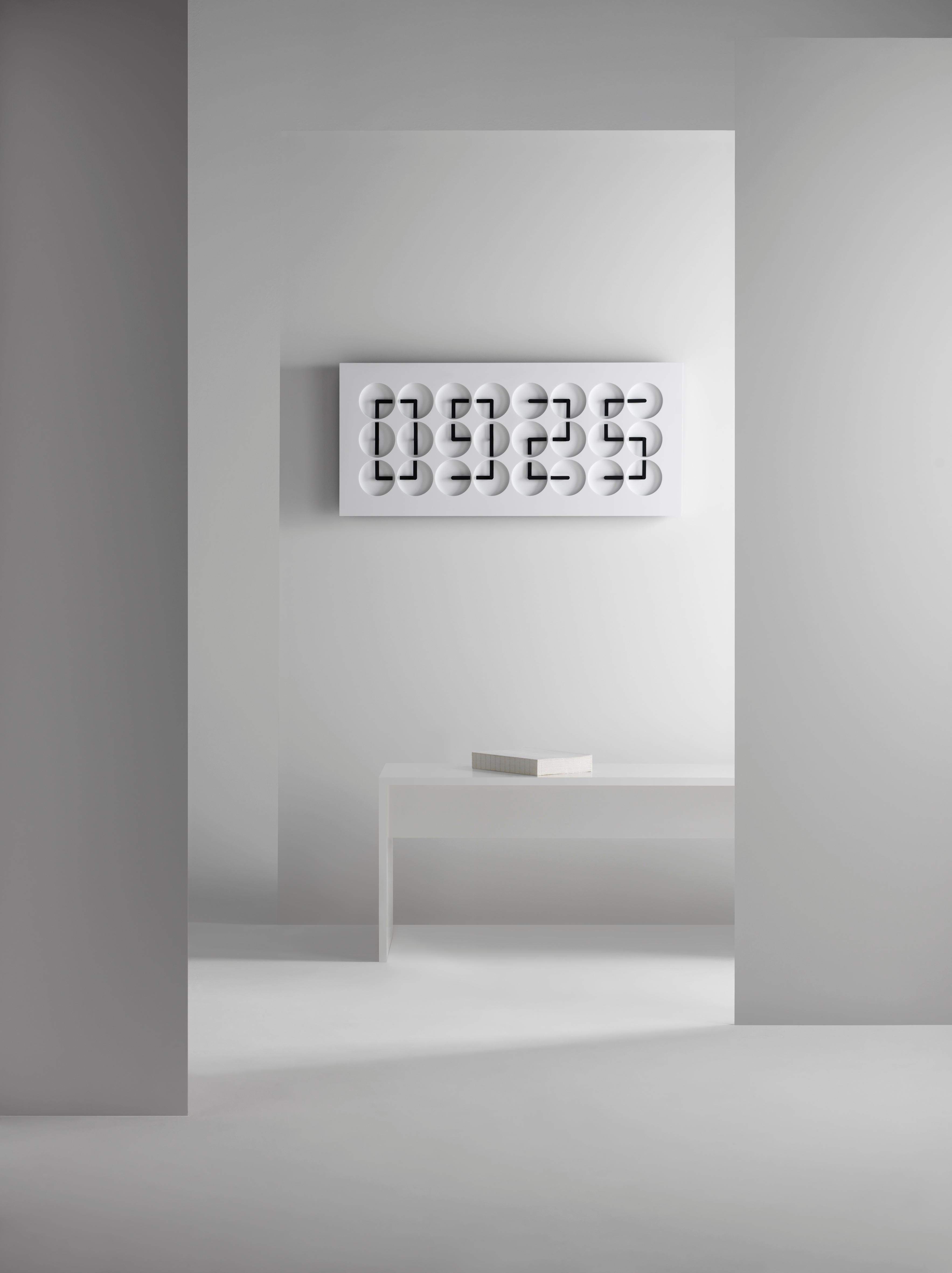 ClockClock 24 ist sowohl eine kinetische Skulptur als auch eine funktionierende Wanduhr. Seit seiner Einführung im Jahr 2016 ist er seit 1982 ein Markenzeichen von Humans. Die einzelnen Uhrzeiger schwanken zwischen unvorhersehbarem, mechanischem