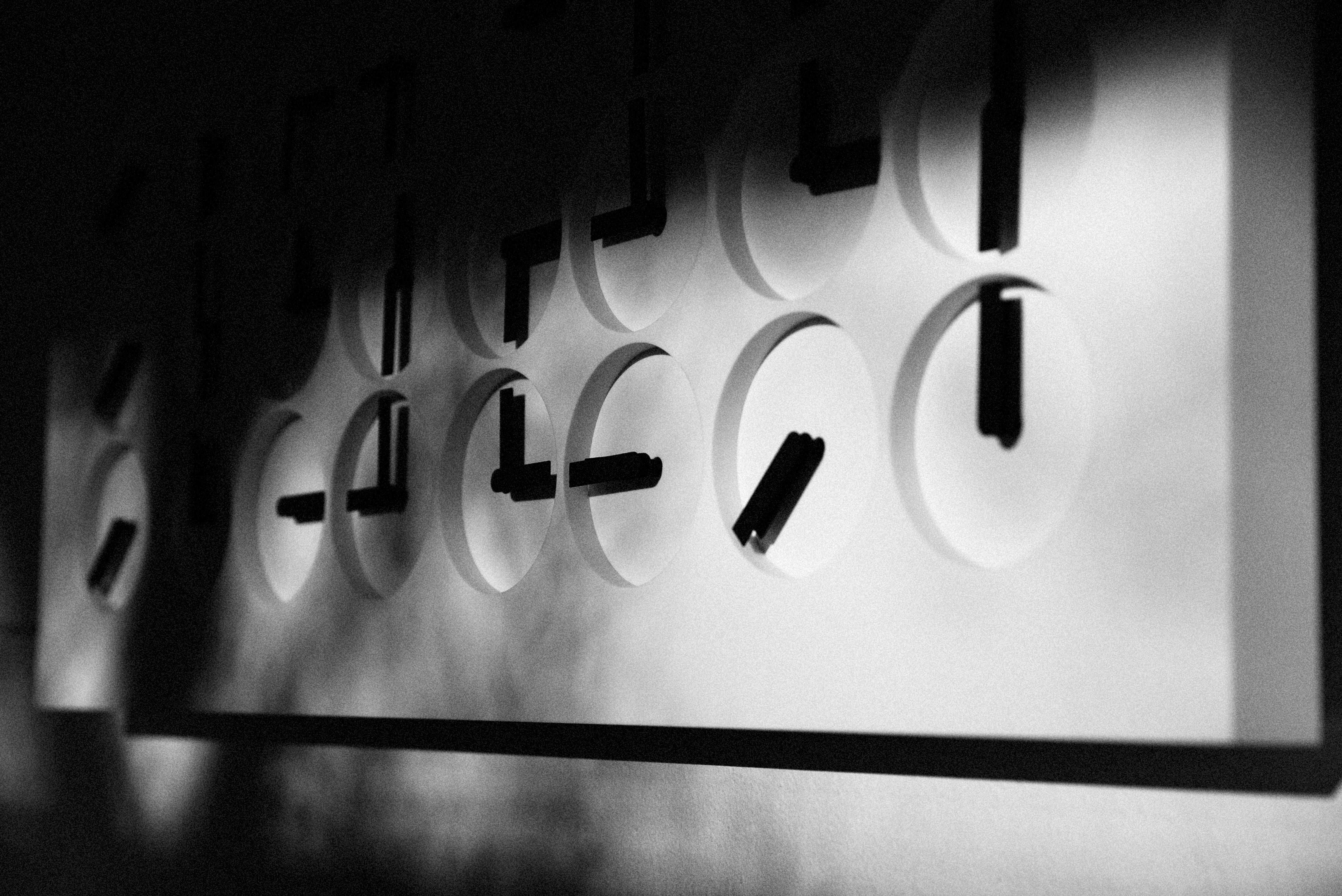 XXIe siècle et contemporain Horloge ClockClock 24 White par Humans since 1982, sculpture cinétique, horloge murale en vente