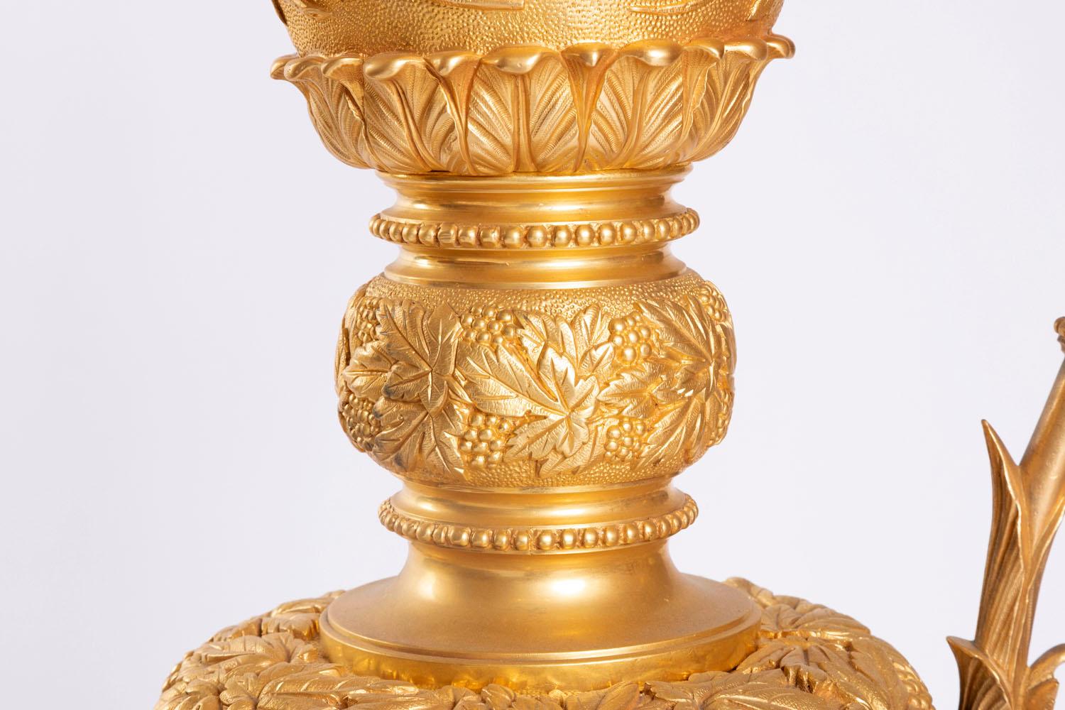 Clodion, Paar Würfel aus Bronze mit zwei Patinas, spätes 19. Jahrhundert (Vergoldet) im Angebot