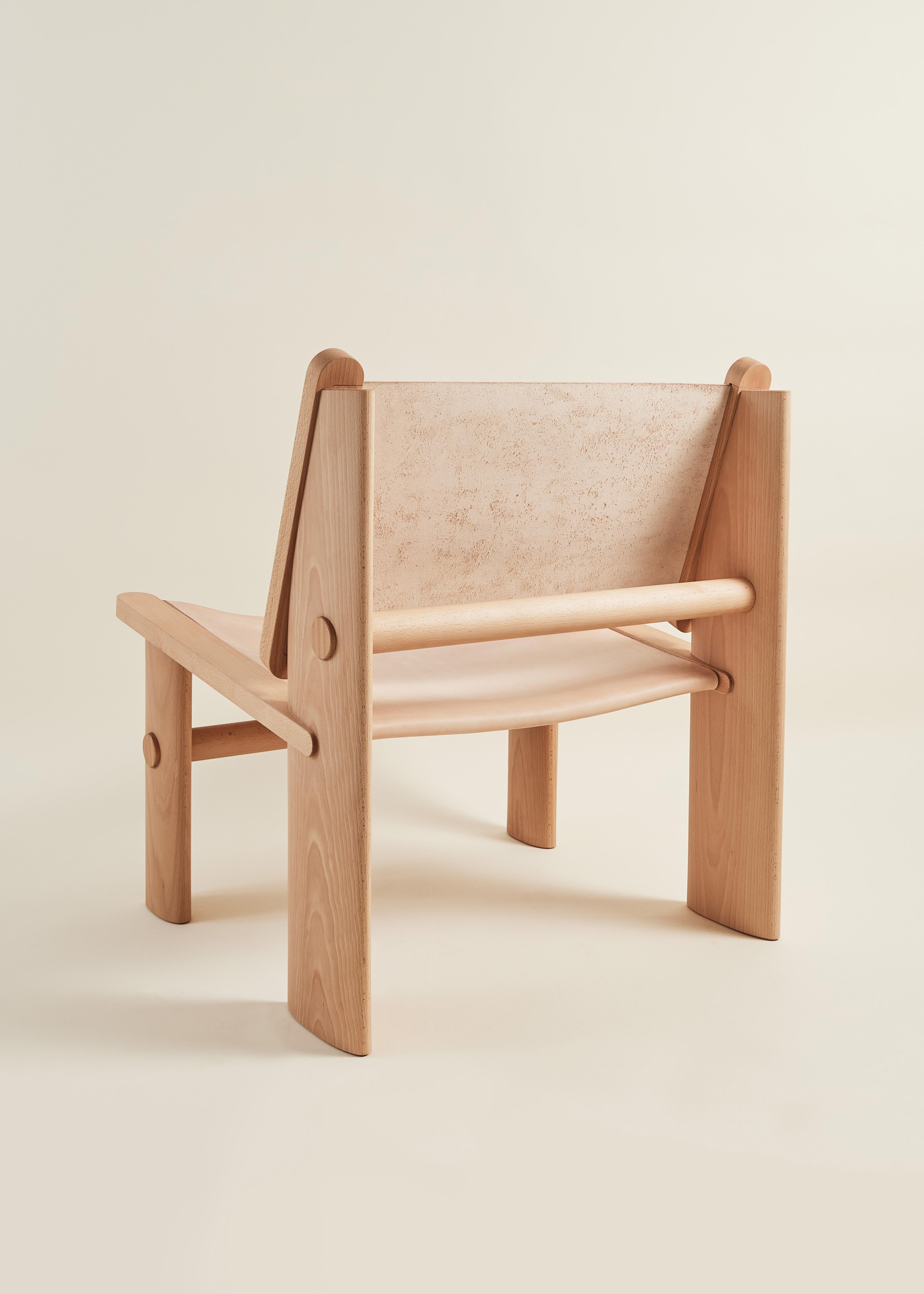 Aspirando all'omonima calzatura, la Clog Lounger è un'elegante rivisitazione dell'intramontabile combinazione di legno e pelle.

Marmar Studio è uno studio di progettazione di mobili e oggetti incentrato sulla coltivazione dell'affetto per