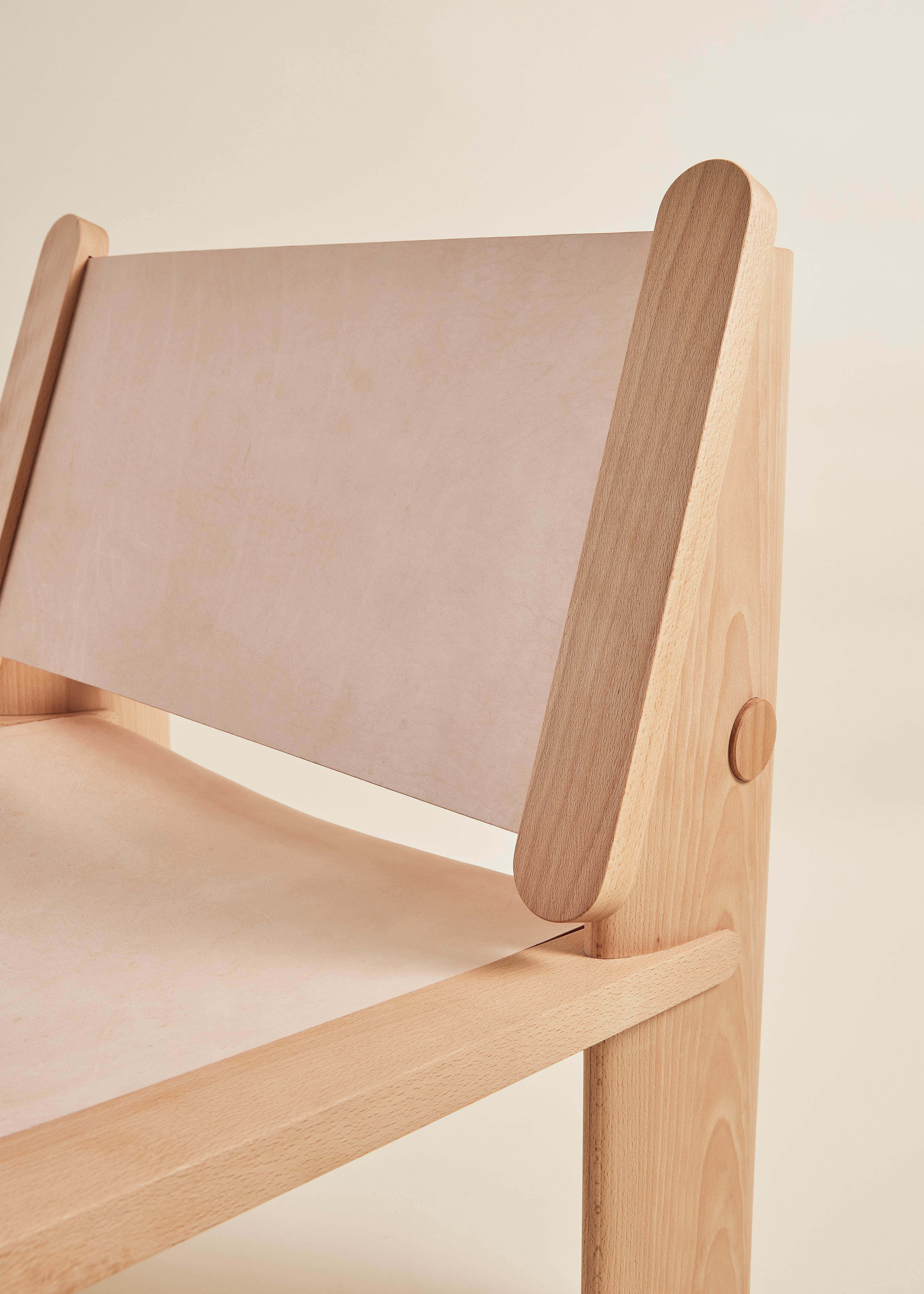 Moderno Clog Lounger - Sedia da salotto moderna realizzata a mano in legno duro e pelle in vendita