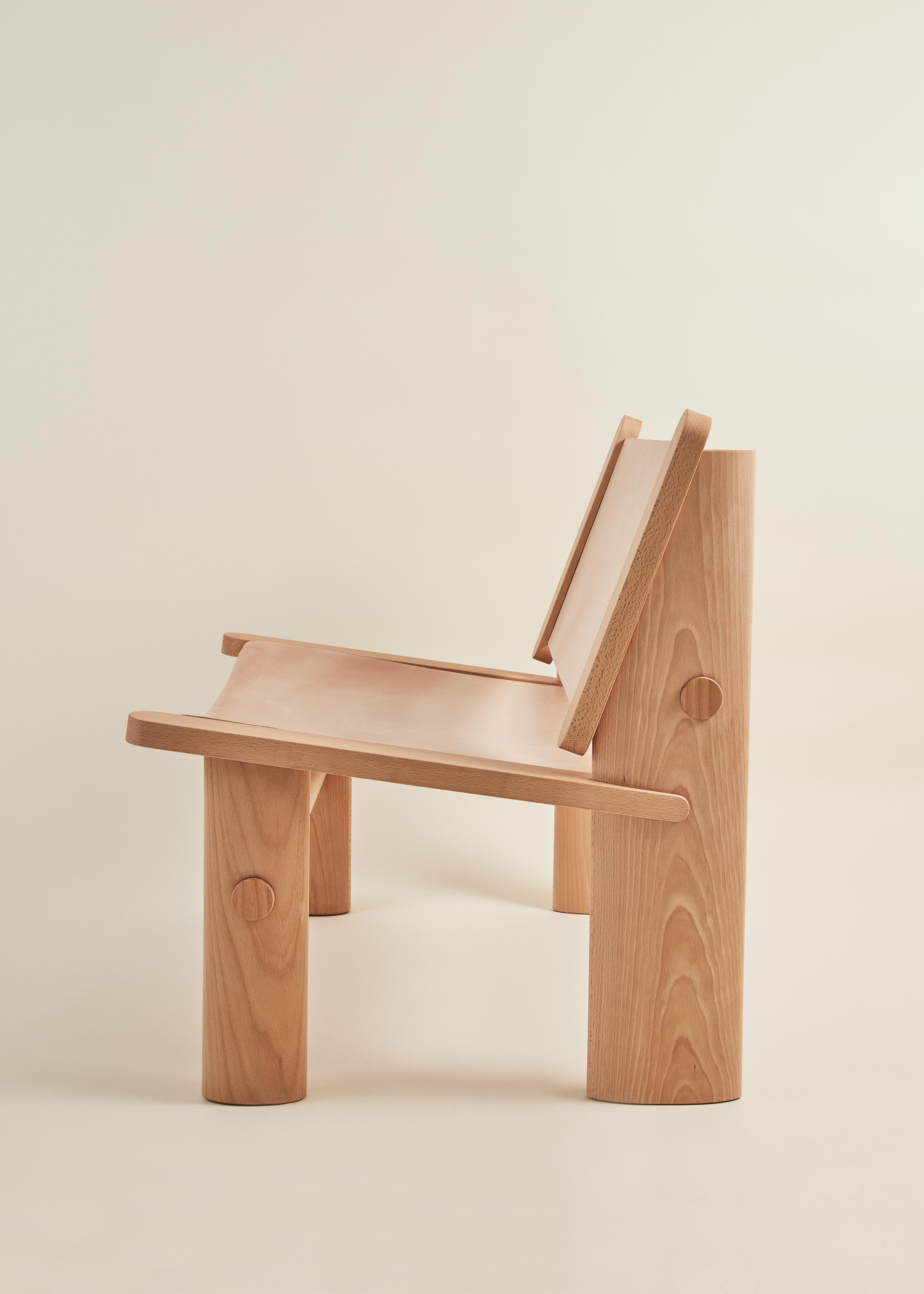 Fatto a mano Clog Lounger - Sedia da salotto moderna realizzata a mano in legno duro e pelle in vendita