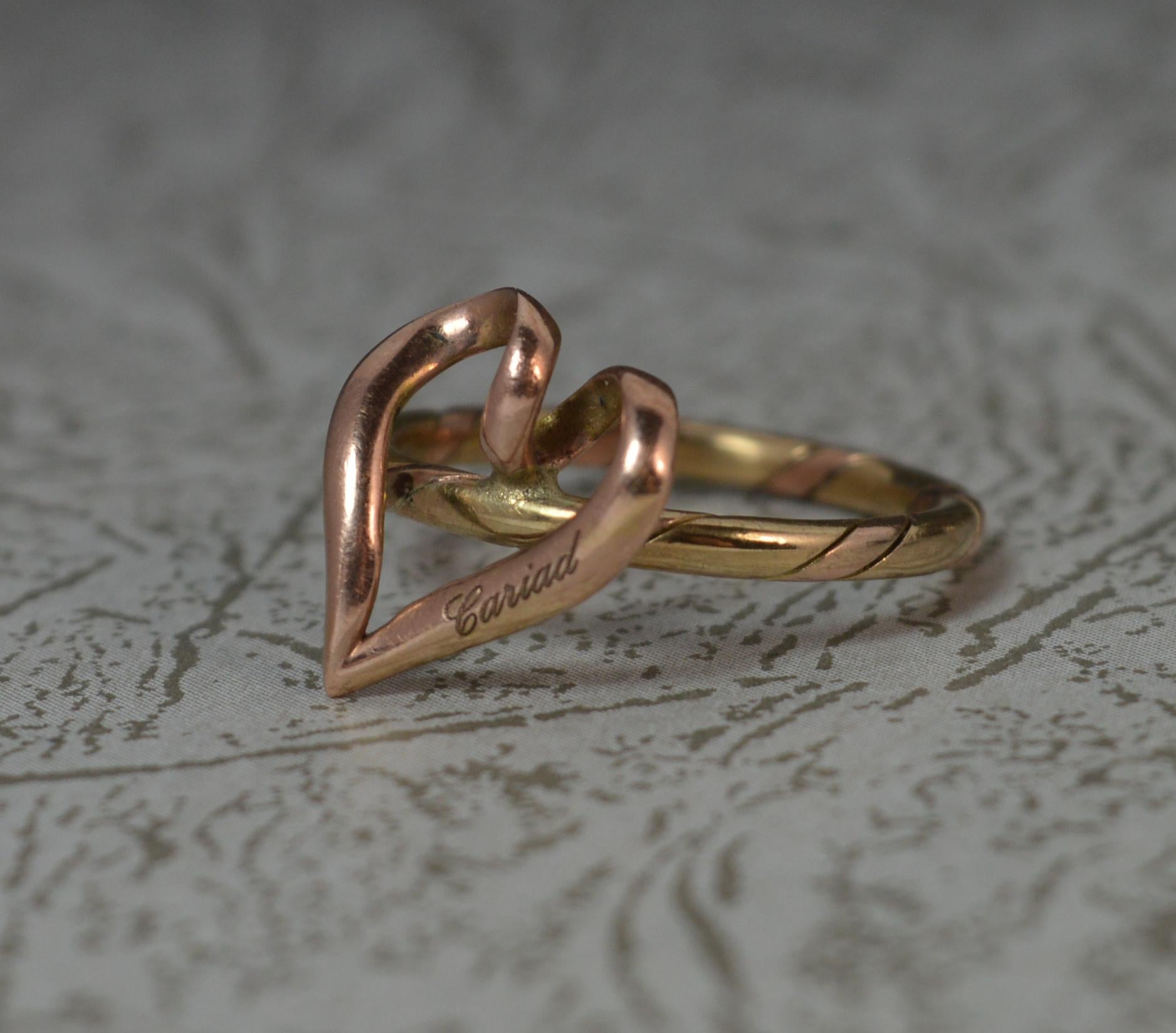 A rare ladies CLOGAU Welsh Gold wedding band ring.
Heart Cariad design.
11mm x 13mm heart shape front with a twist band.

CONDITION ; Very good. Crisp pattern. Clean, solid band. Crisp hallmarks. Please view photographs.
WEIGHT ; 2.0 grams
SIZE ; J