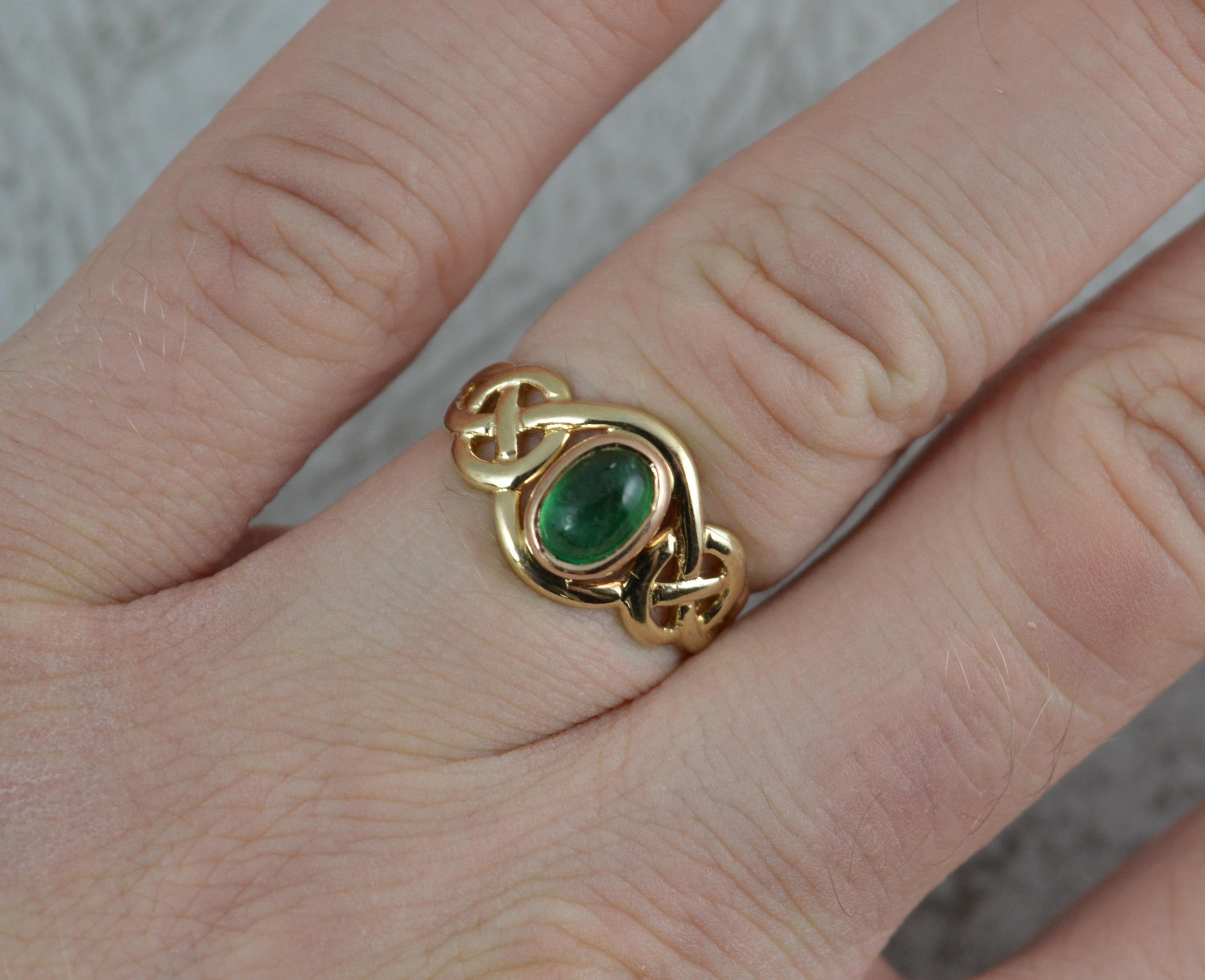 A fantastic CLOGAU Welsh gold ring.
Solid 9 carat yellow gold example.
4.7mm x 6.6mm oval emerald cabochon.
Stylish pierced Celtic pattern to shoulders.

Condition ; Crisp design. Solid piece. Issue free. Cleaned. Crisp design. Surface wear to