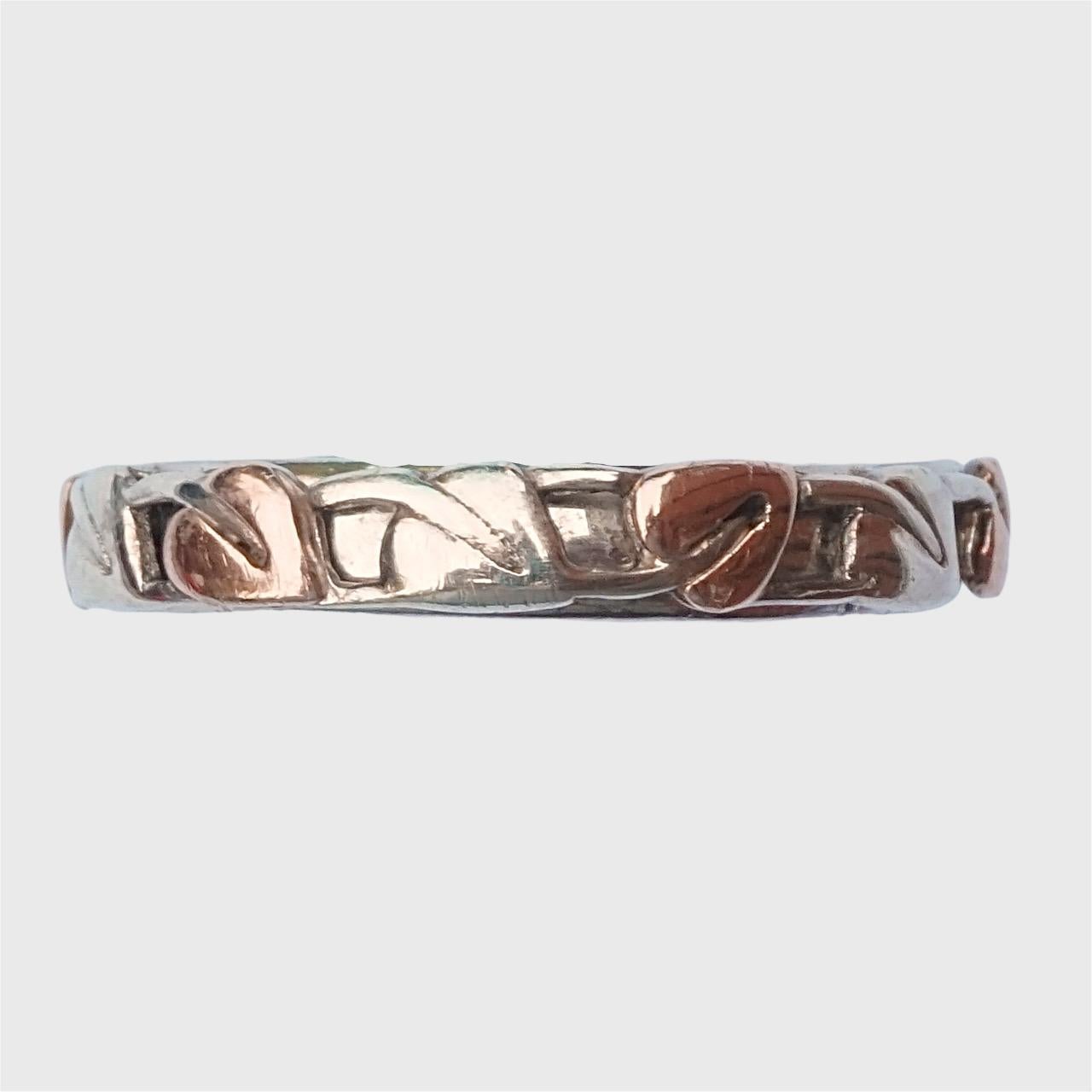 Wonderful Clogau sterling silver Cariad ring, with leaf and 9K rose gold decoration. Cariad means love in Welsh. There is scratching as expected.

Ring size UK M 1/2, US 6 1/4, inside diameter 1.8 cm / .7 inch.

The rare Welsh rose gold in this