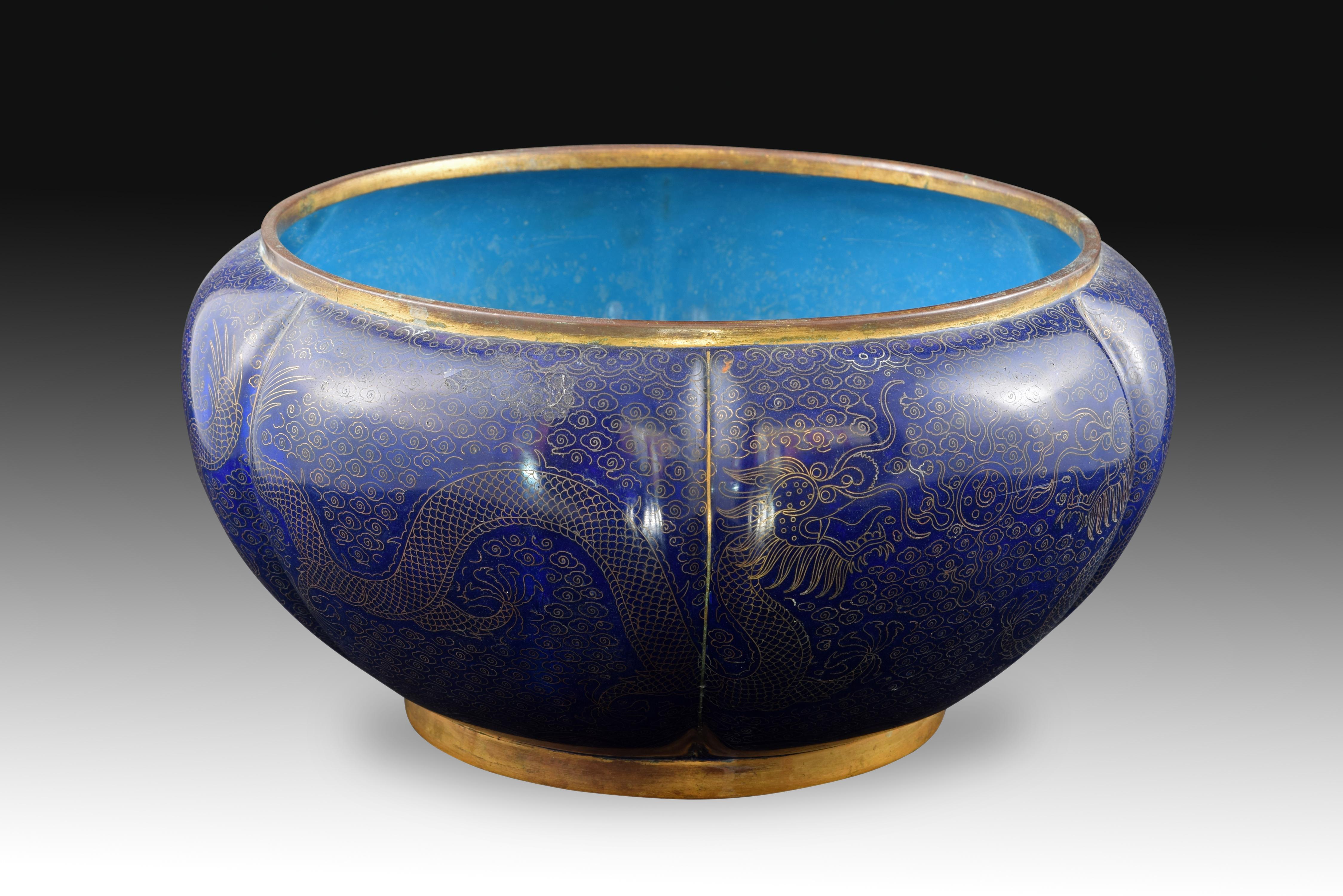 Lobulated, supported by a small flange, decorated on the body by the technique of cloisonne, in glazed blue enamel lapis lazuli, representing dragons, decoration associated with water. Interior enameled in turquoise blue, early 20th century
Size: