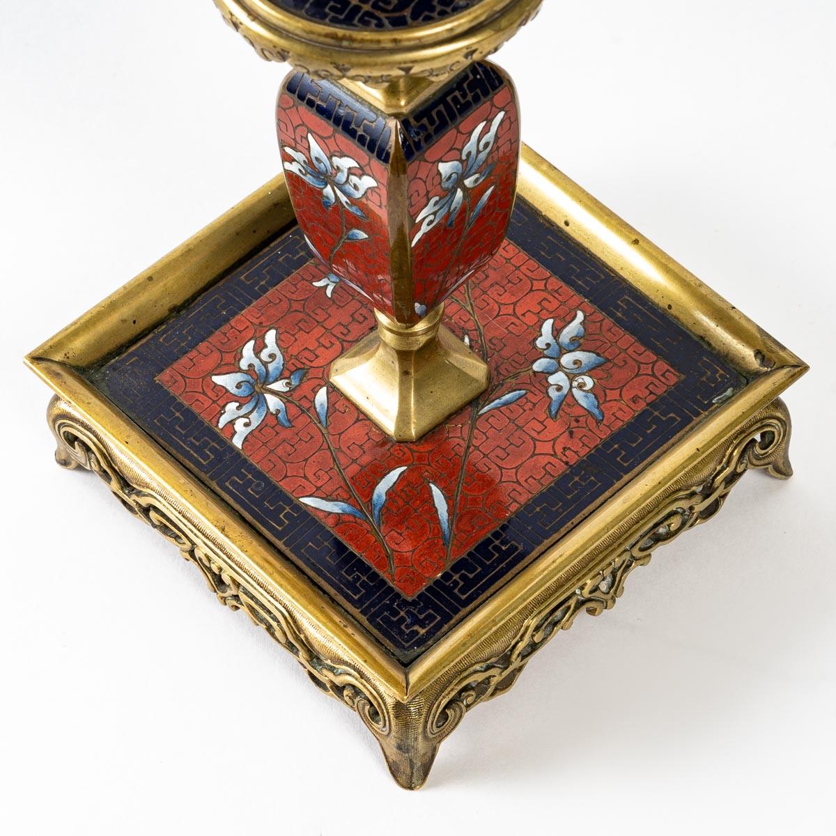 Schreibtischset aus Cloisonné-Bronze, 19. Jahrhundert
Schreibtischgarnitur aus Cloisonné-Bronze, bestehend aus einem Paar Kerzenständer, einem Tintenfass und einem Federhalter, Napoleon III.
Maße: Kerzenständer - H: 20 cm, B: 10 cm, T: 10
