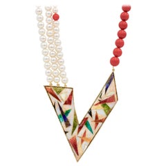 Collier pendentif en or jaune 24 et 22 carats avec perles de corail, émail cloisonné et perles