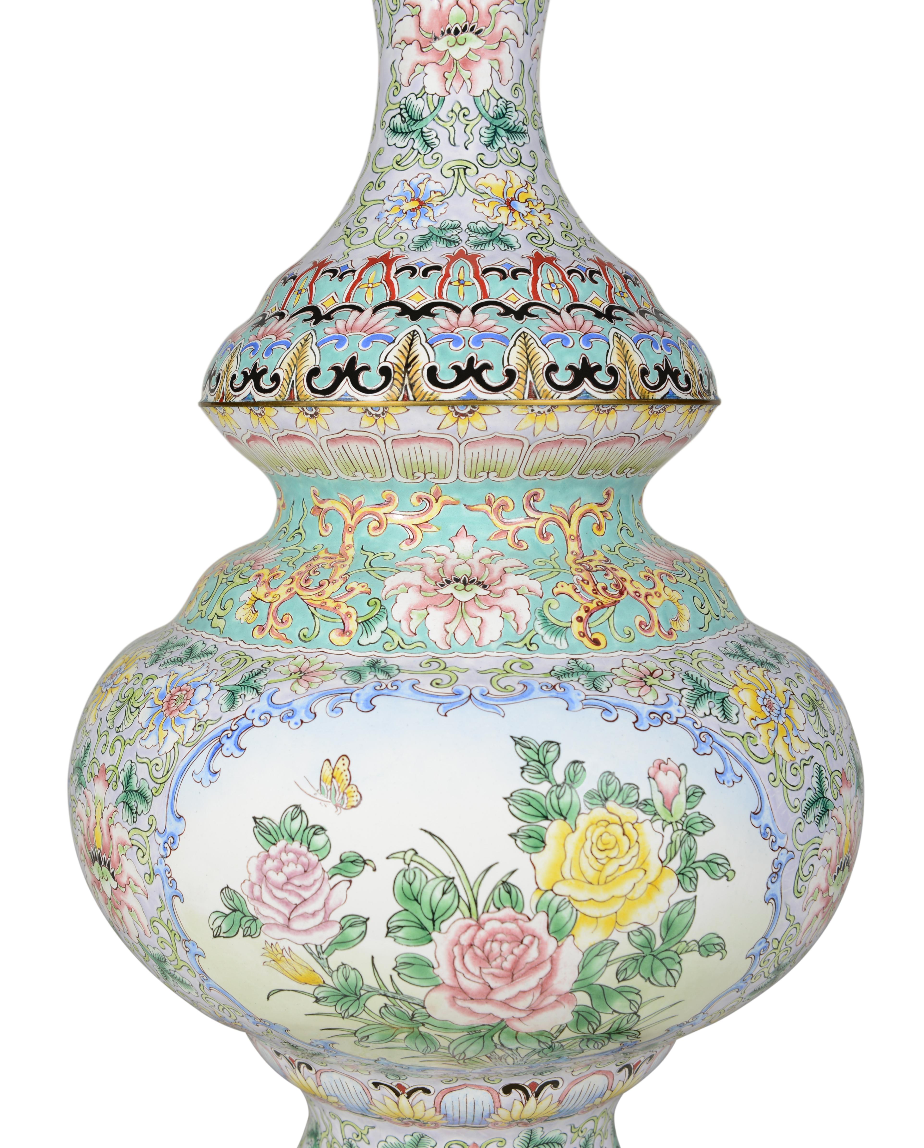 Exceptionnelle paire de vases en émail de Canton du début du 20e siècle, chacun décoré de fleurs et de feuillages magnifiques. Ces vases sont maintenant montés comme lampes sur des bases tournées dorées à la main.

Hauteur des vases : 18 1/2 in ( 47