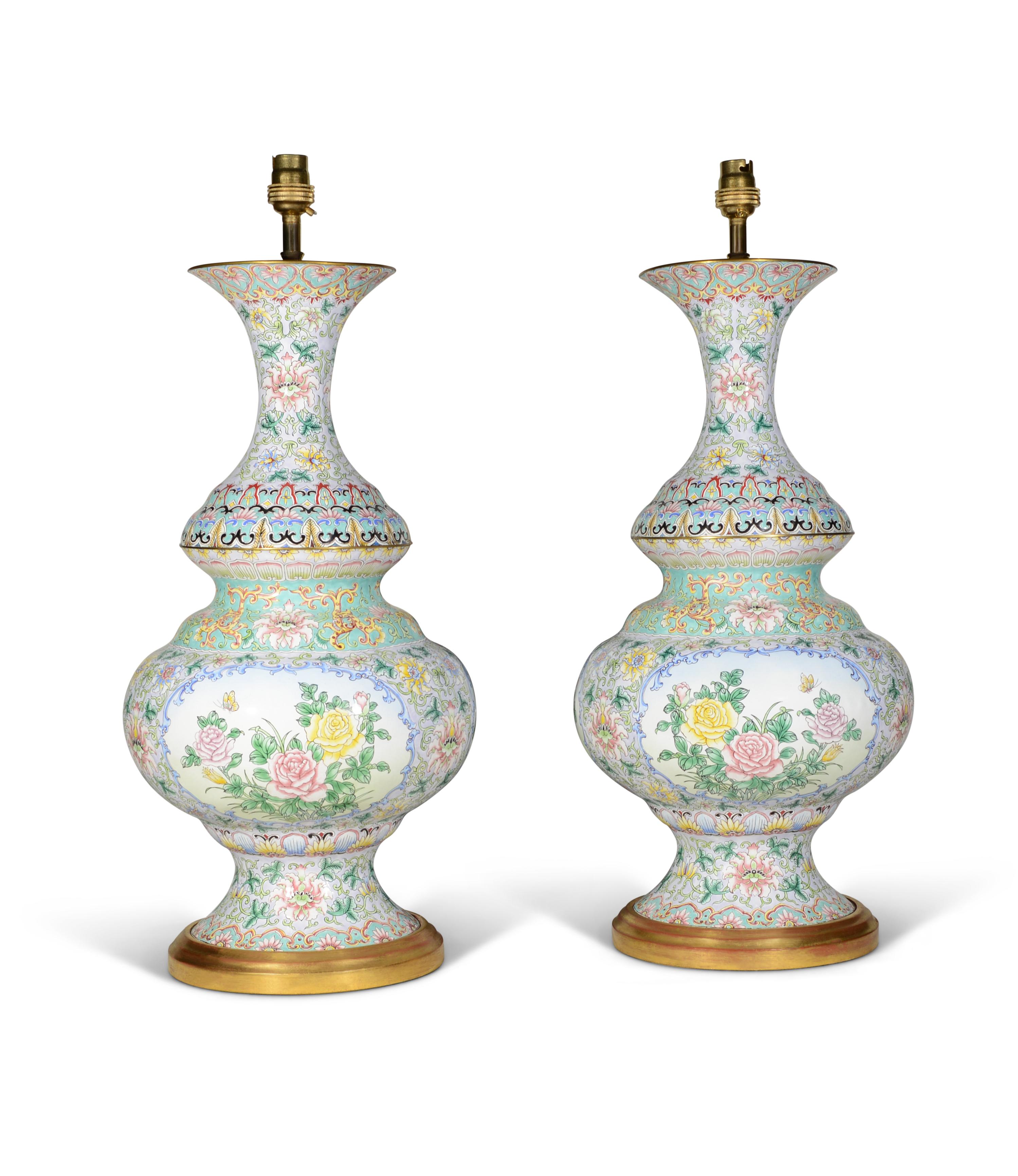 Chinois Paire de lampes de table chinoises du 20e siècle en émail cloisonné en vente