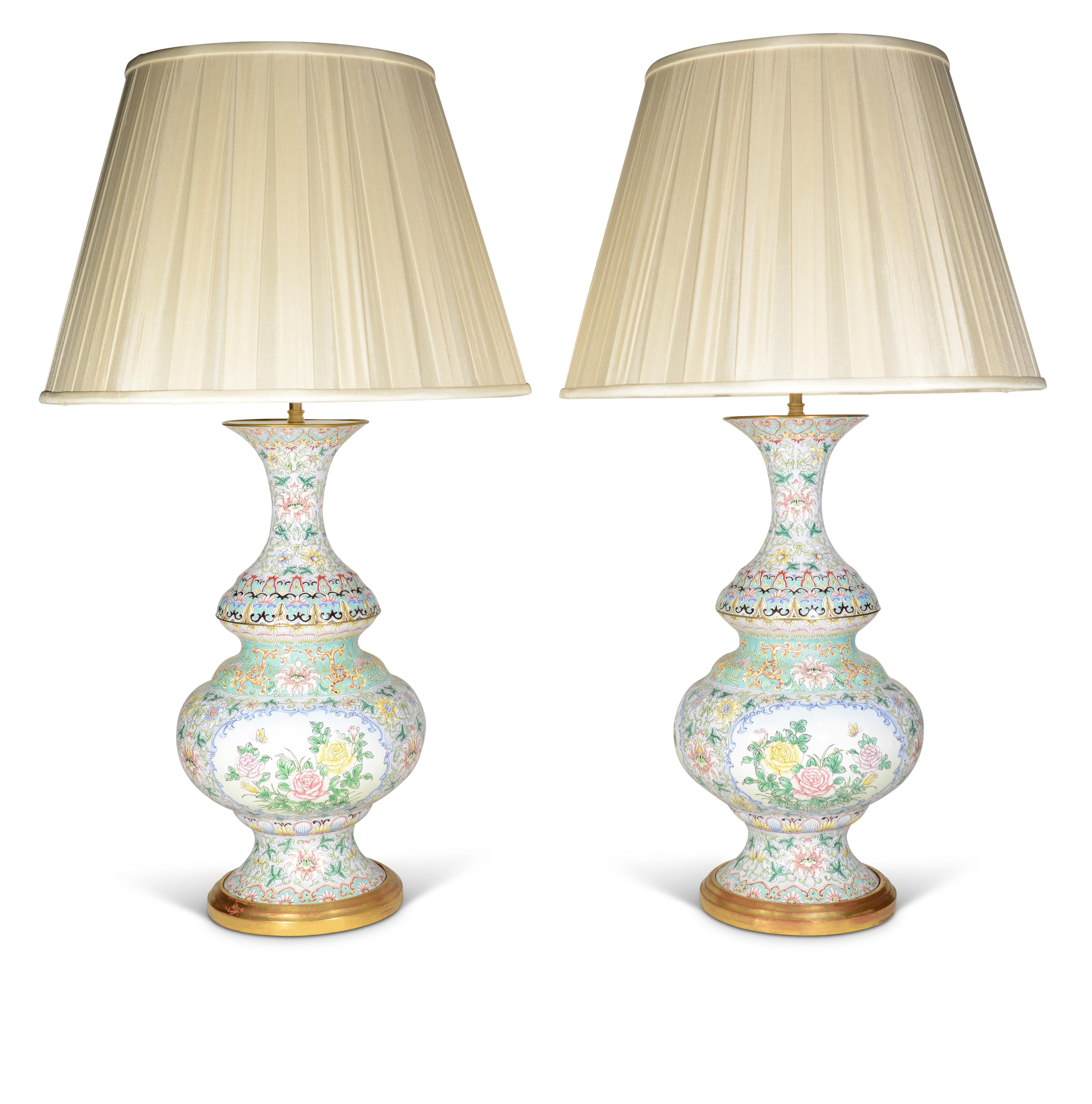 Paire de lampes de table chinoises du 20e siècle en émail cloisonné Bon état - En vente à London, GB