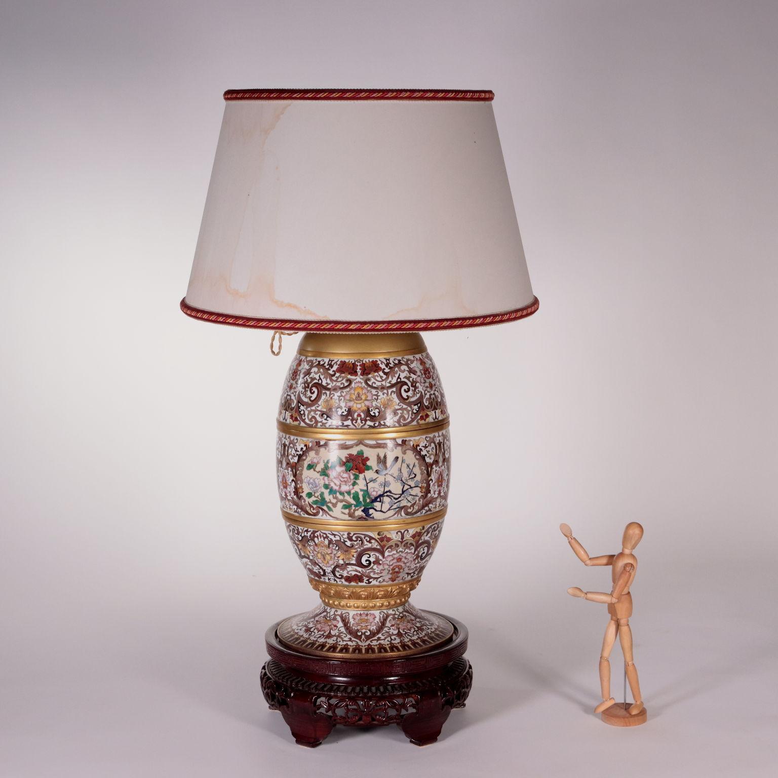 Bronze and cloisonnè enamel modular lamp. Decoration all-over with plant and animal patterns, peonies and other tipes of flowers. Pierced wood round support.