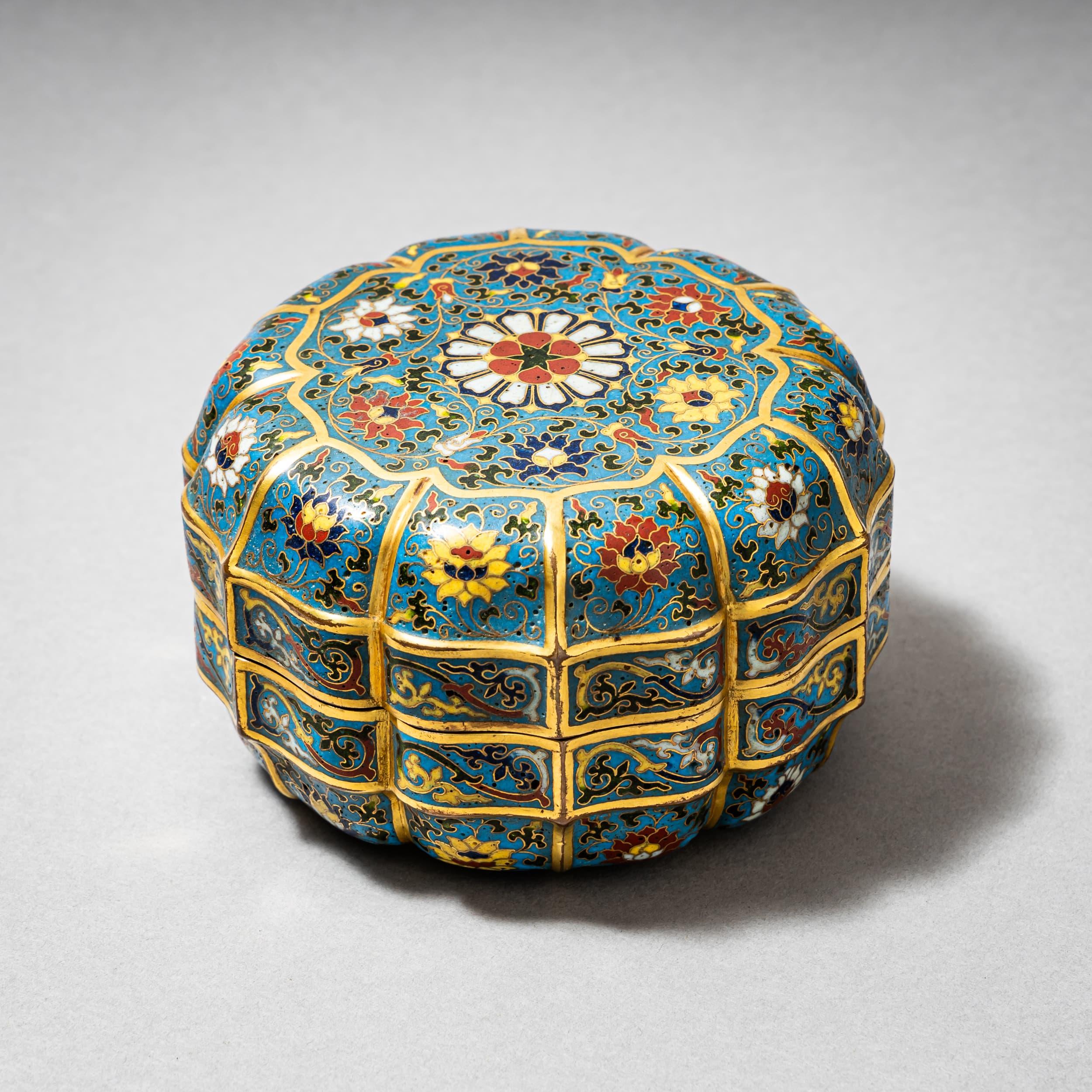 Scatola cinese con coperchio in cloisonné a forma di fiore lobato stilizzato. Sulla base è presente un marchio di regno a quattro caratteri 
