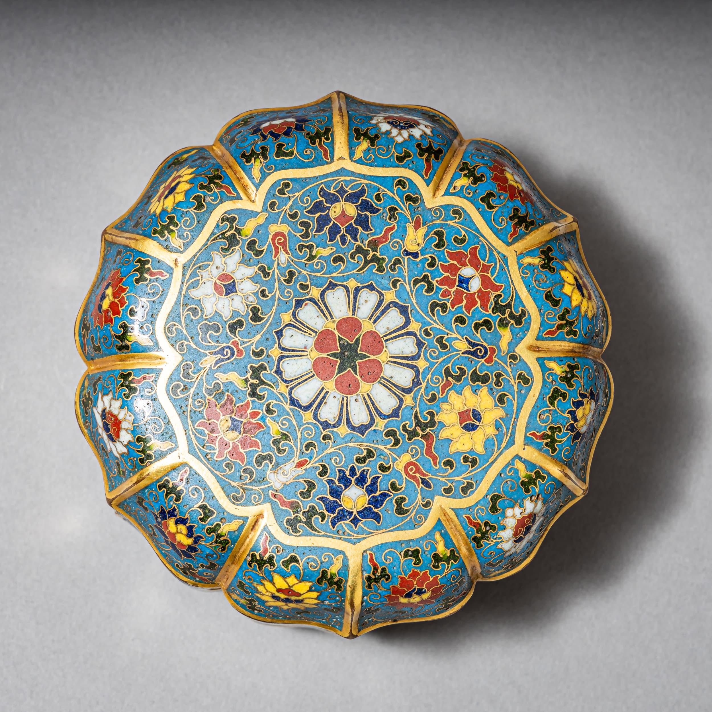 Esportazione cinese Scatola con coperchio Cloisonné, Cina, probabilmente XIX secolo in vendita
