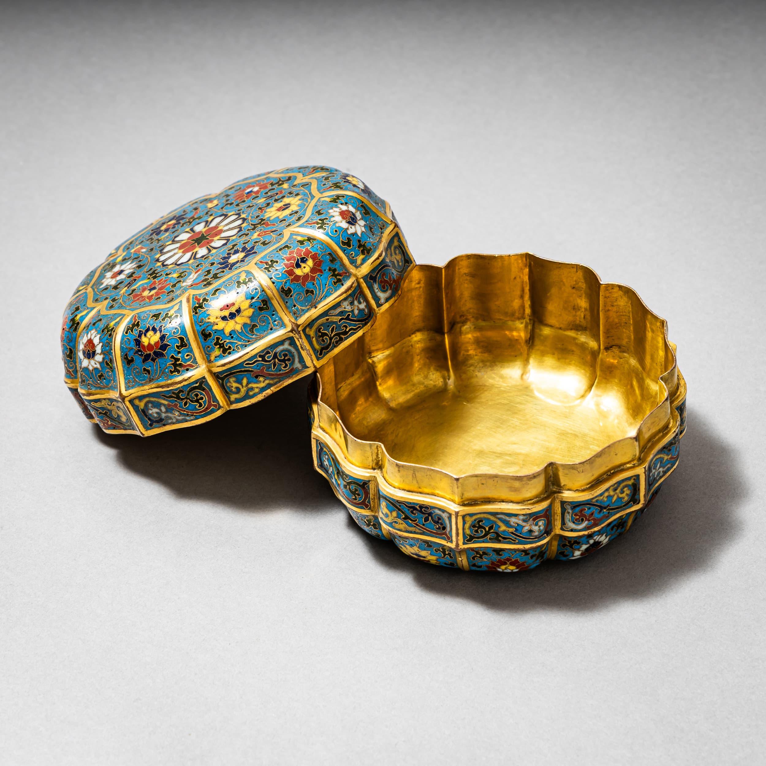 Cinese Scatola con coperchio Cloisonné, Cina, probabilmente XIX secolo in vendita