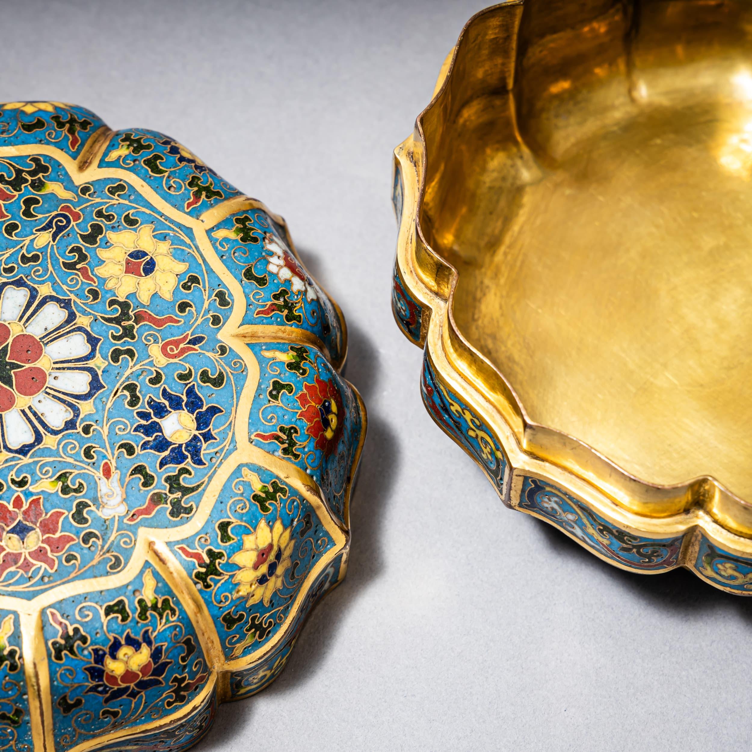 Scatola con coperchio Cloisonné, Cina, probabilmente XIX secolo In condizioni buone in vendita a Greding, DE