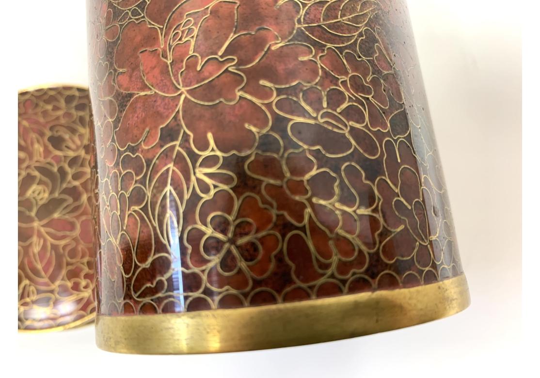 Asiatico Vaso cilindrico con coperchio in cloisonne e coperchio in vendita