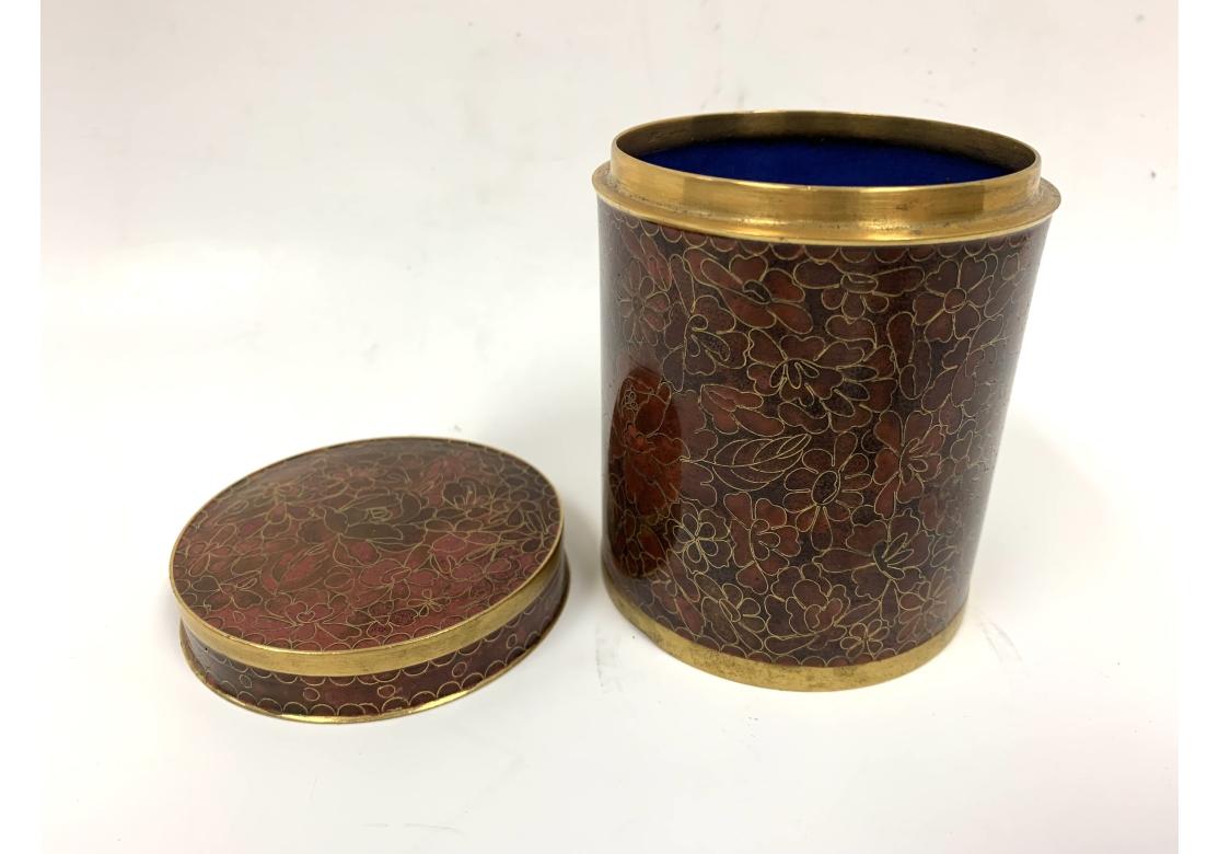 Ottone Vaso cilindrico con coperchio in cloisonne e coperchio in vendita