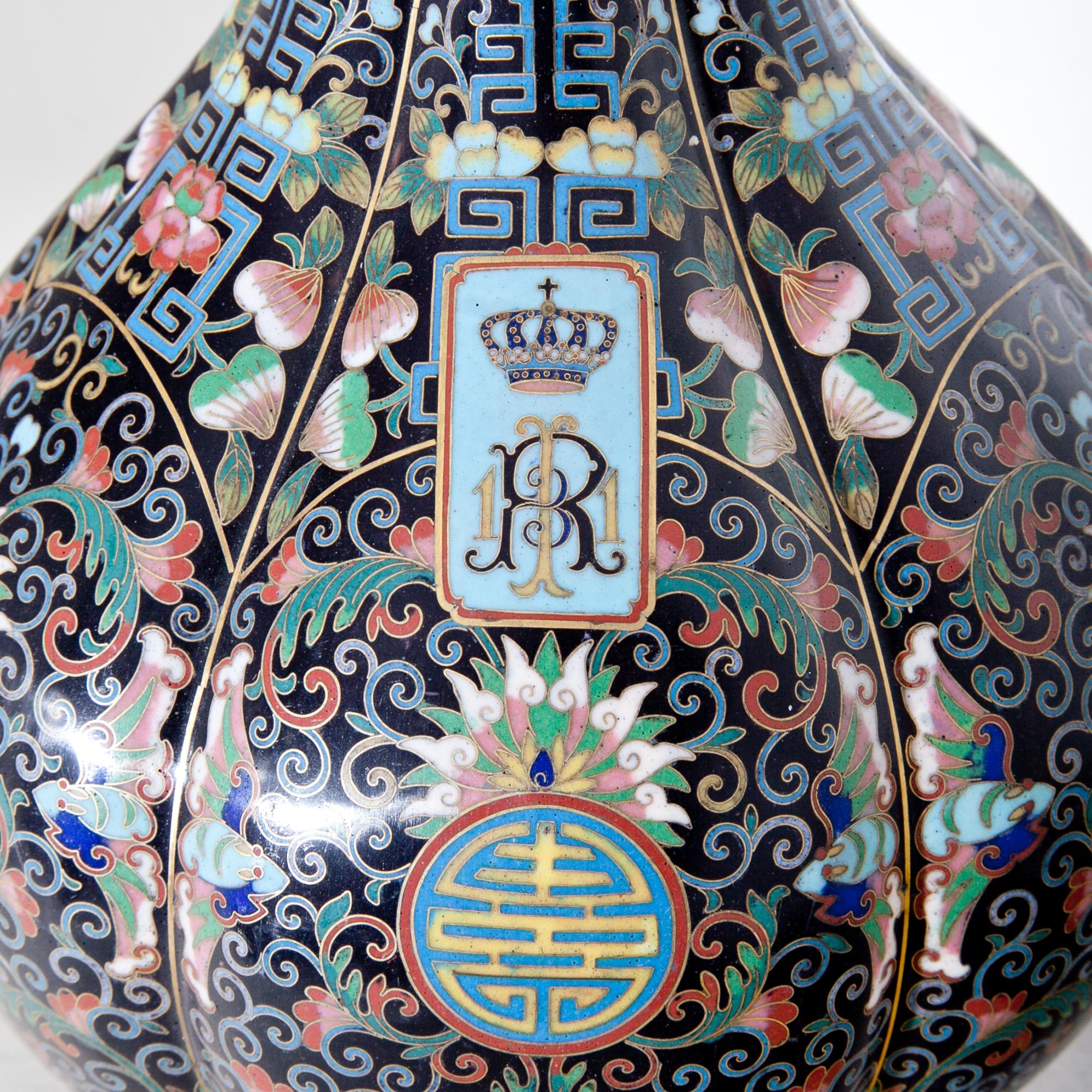 Cloisonné-Vase für eine europäische Königsfamilie in Form einer Kürbisflasche, verziert mit asiatischen Ornamenten und der königlichen Chiffre RI 11. Steht auf einem geschnitzten Holzständer.