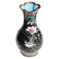 Jarrón de cloisonné con un gorrión, glicinas y flores Ca 1910